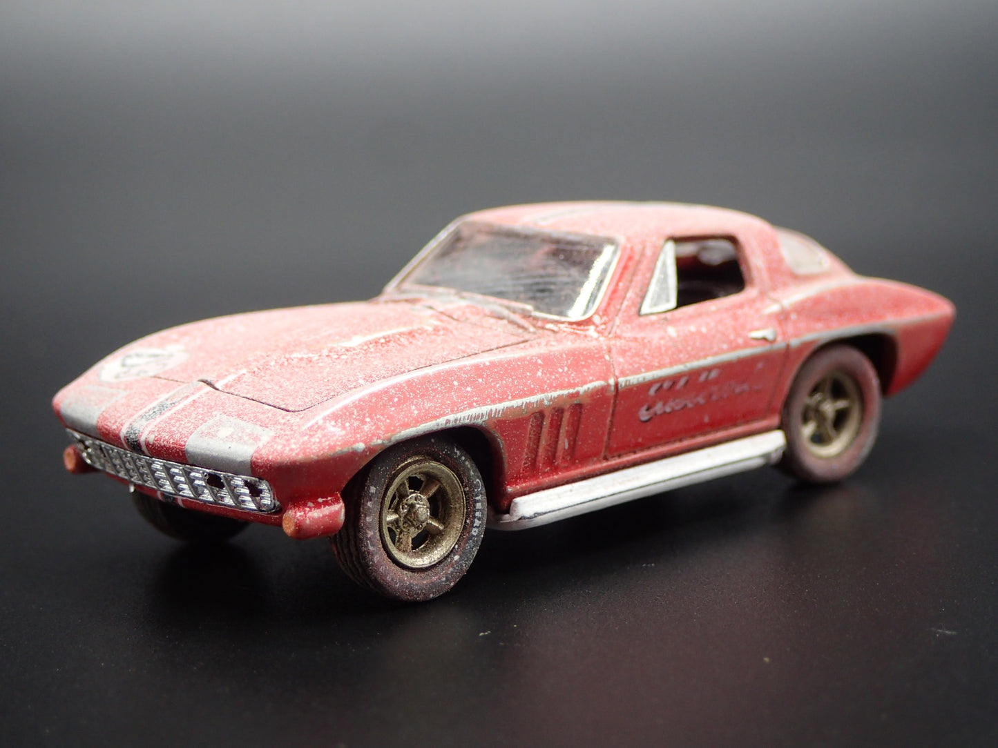 1966 CHEVROLET CORVETTE EDELBROCK CUSTOM BARN FIND 1:64 SCALE DIECAST MODEL CAR