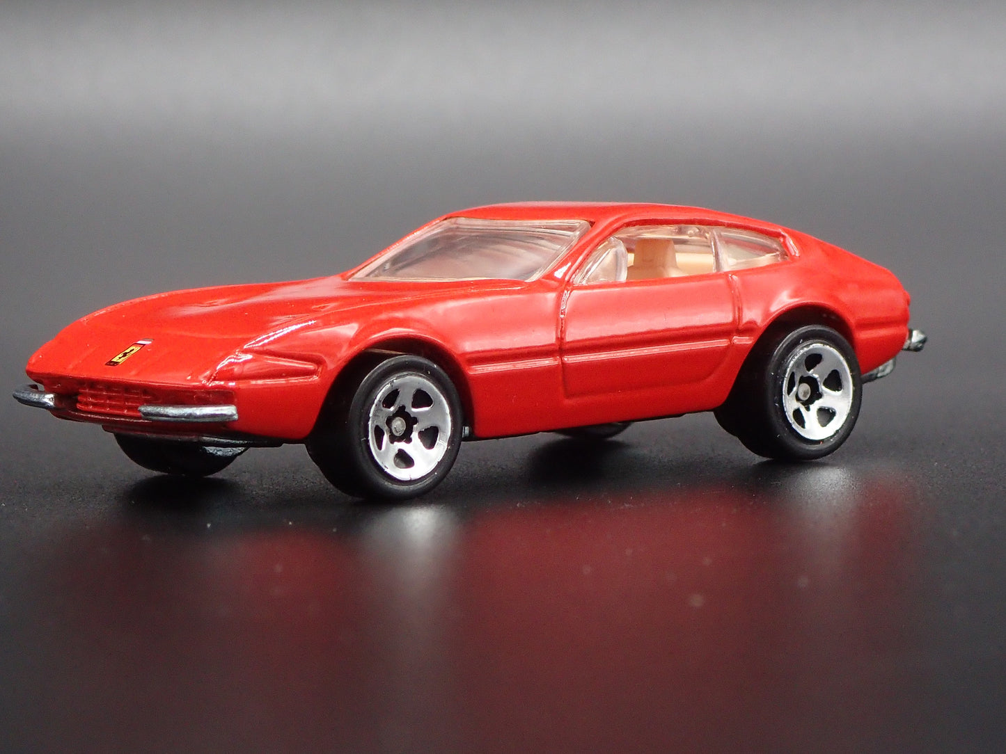 1968-1973 FERRARI 365 GTB/4 1:64 SCALE COLLECTIBLE DIORAMA DIECAST MODEL CAR