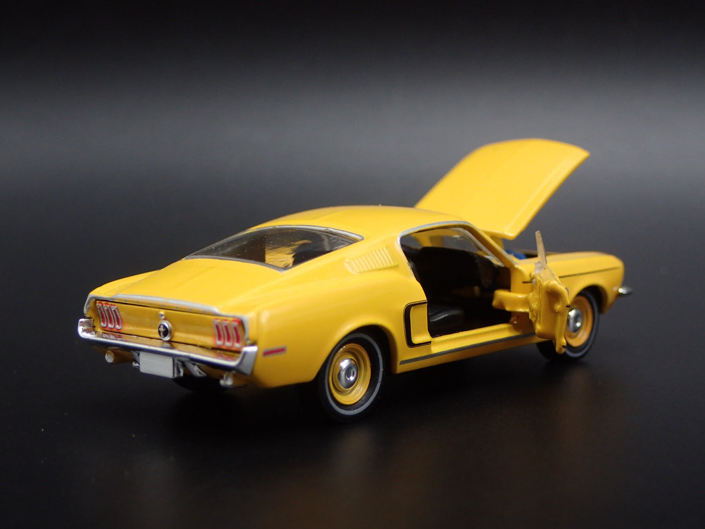 1968 68 FORD MUSTANG FASTBACK 2+2 ORANGE 1:64 SCALE DIORAMA DIECAST MODEL CAR