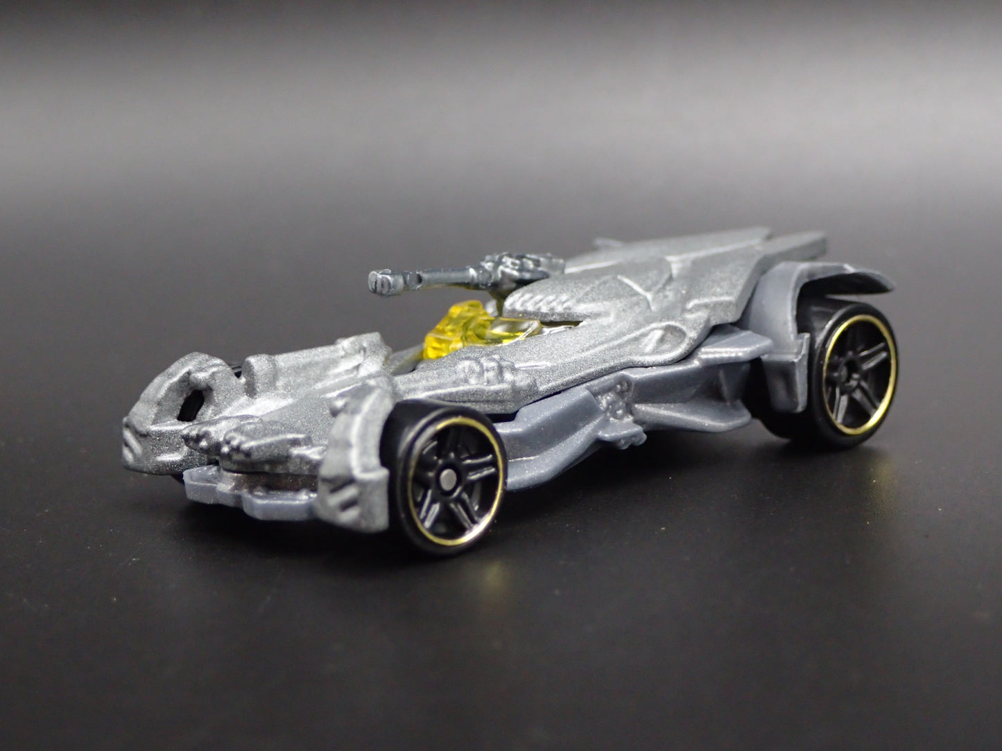 BATMAN JUSTICE LEAGUE BATMOBILE 1:64 SCALE COLLECTIBLE DIORAMA DIECAST MODEL CAR