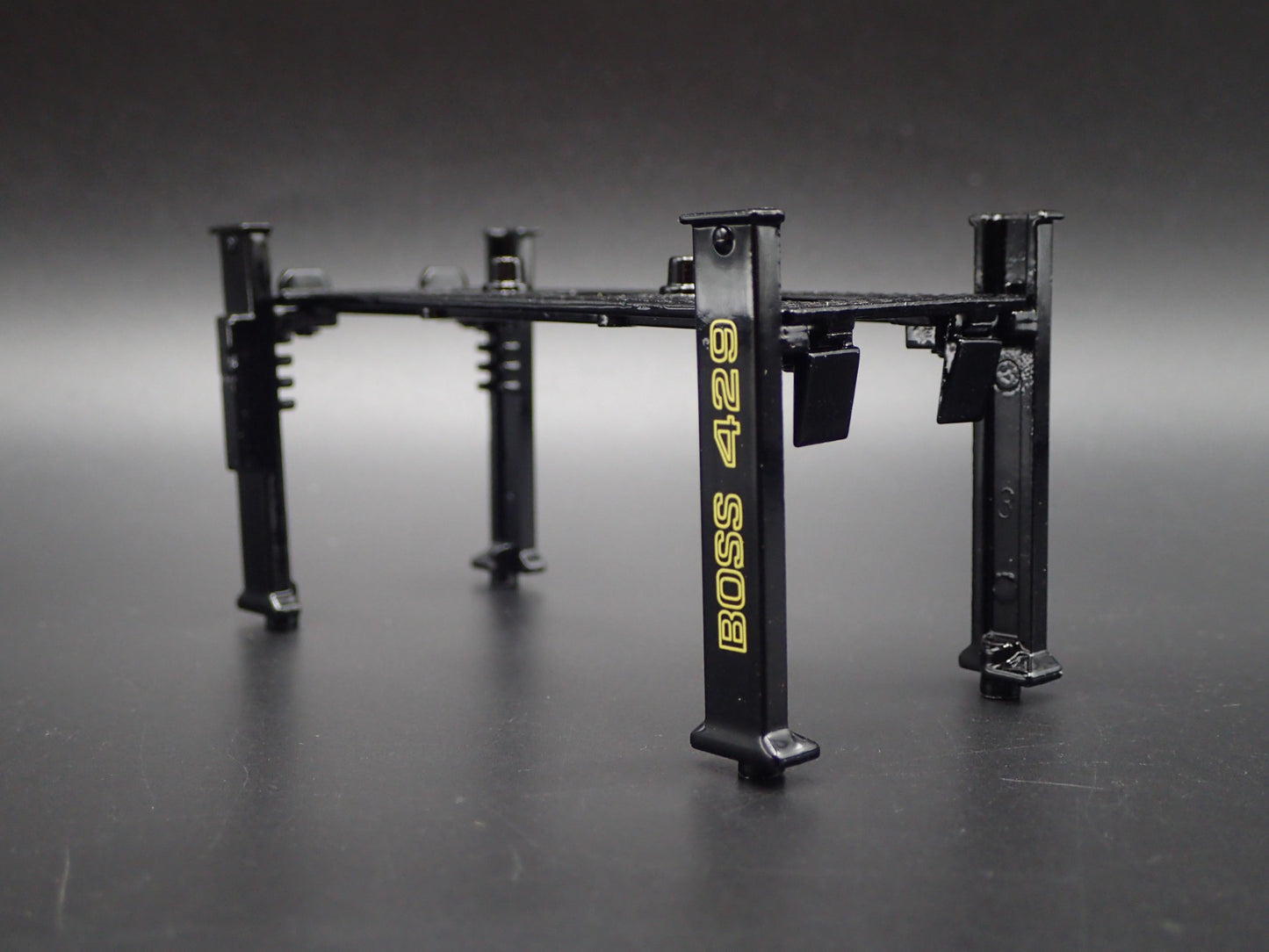 FORD BOSS 429 1:64 SCALE AUTO SHOP MECHANIC GARAGE 4 POST CAR LIFT DIECAST MODEL