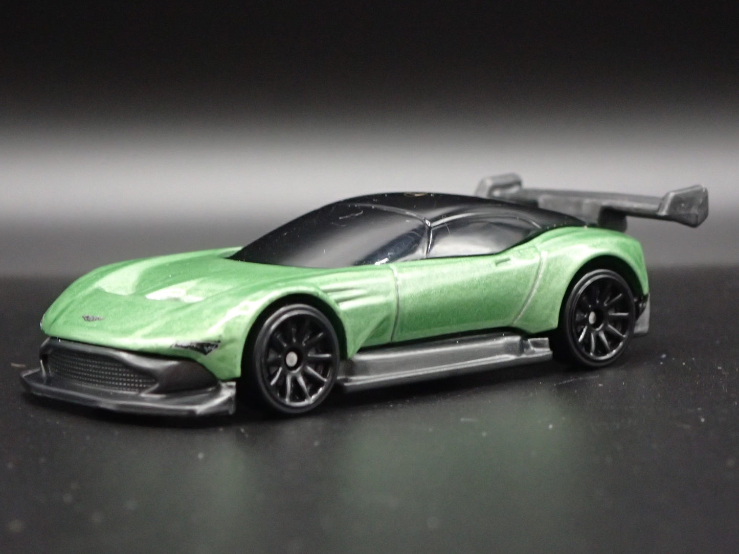 2015-2016 ASTON MARTIN VULCAN RACE CAR 1/64 SCALE DIORAMA DIECAST MODEL CAR