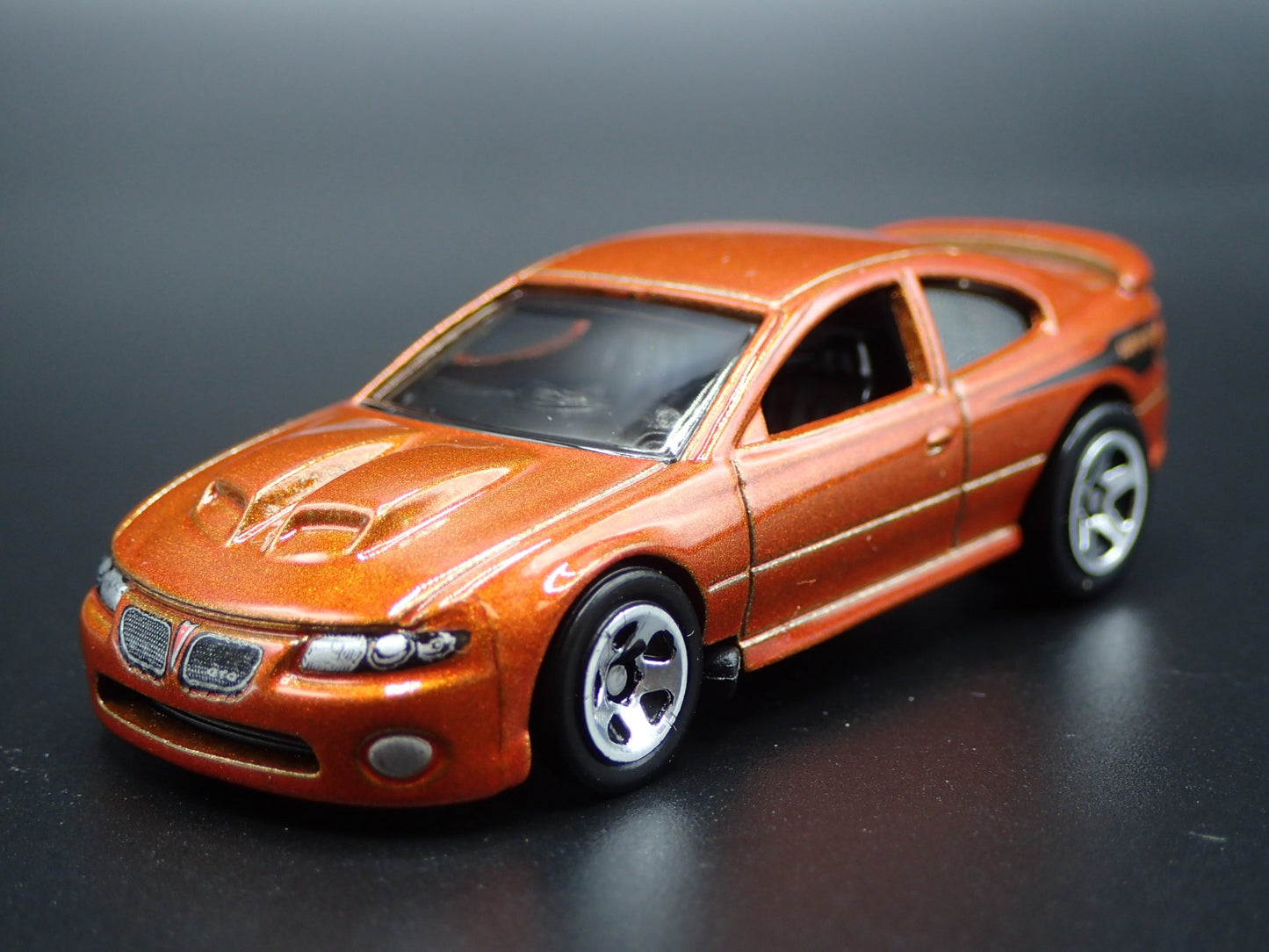 2004-2006 PONTIAC GTO ORANGE 1:64 SCALE COLLECTIBLE DIORAMA DIECAST MODEL CAR