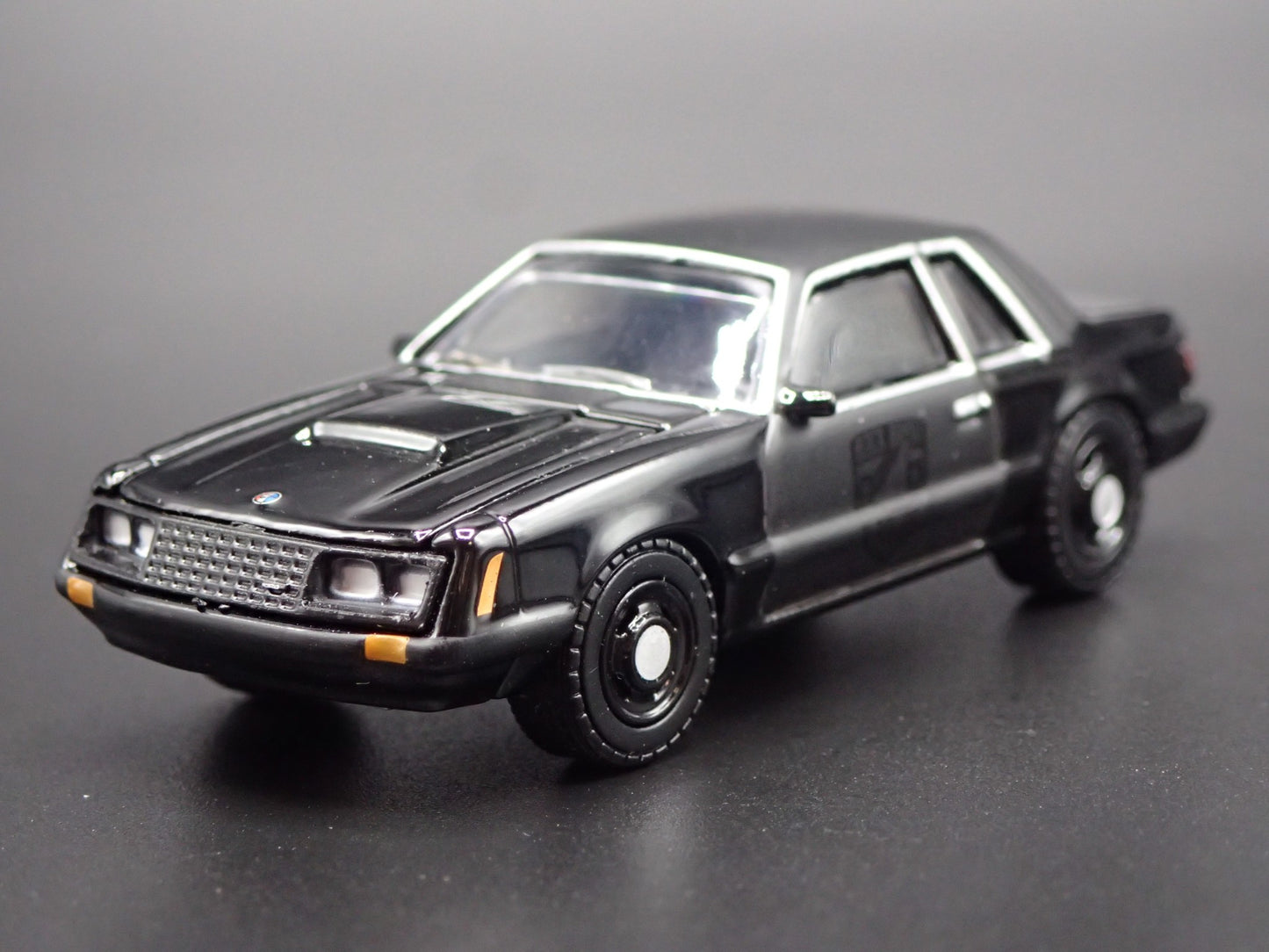 1982 82 FORD MUSTANG SSP POLICE FOX BODY 1:64 SCALE DIORAMA DIECAST MODEL CAR