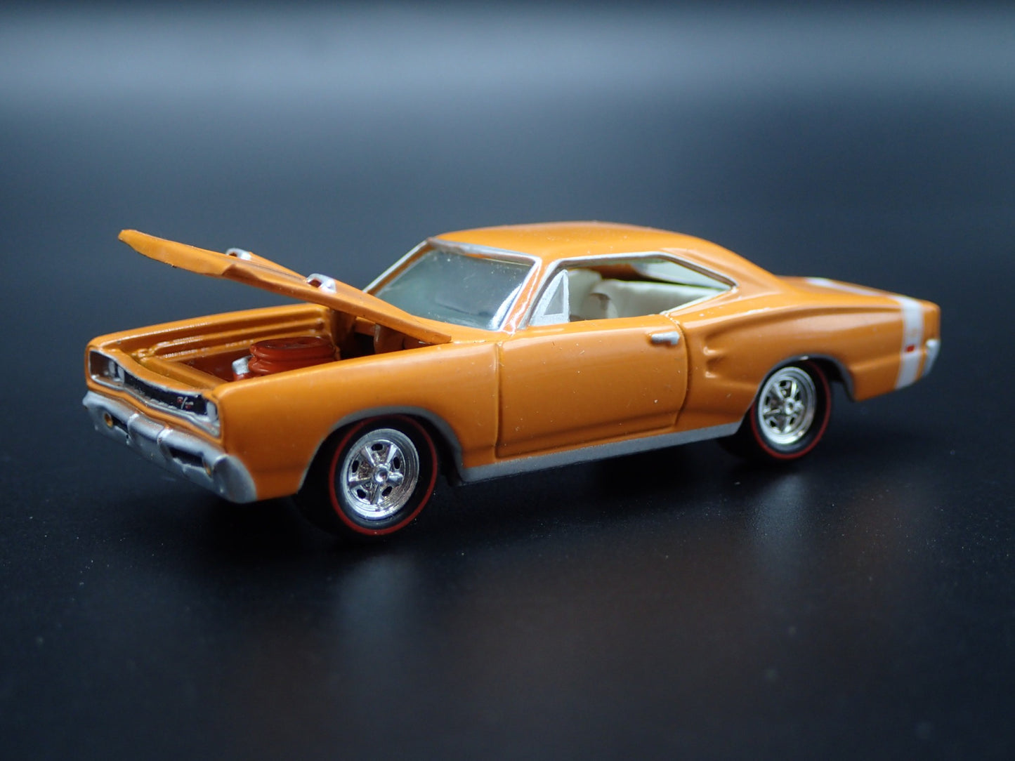 1969 69 DODGE CORONET SUPER BEE 1:64 SCALE COLLECTIBLE DIORAMA DIECAST MODEL CAR