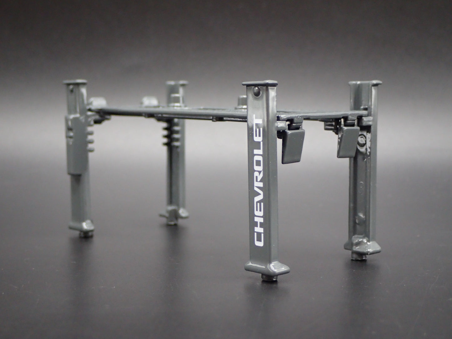 CHEVY 1:64 SCALE AUTO SHOP MECHANIC GARAGE 4 POST CAR LIFT DIORAMA MODEL DIECAST