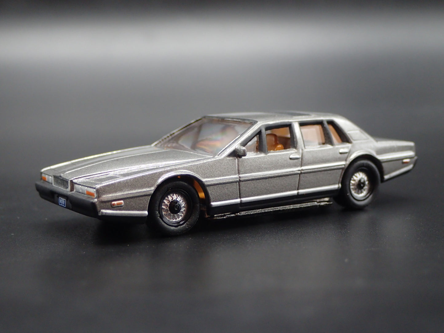 1983 83 ASTON MARTIN LAGONDA 1:64 SCALE COLLECTIBLE DIORAMA DIECAST MODEL CAR