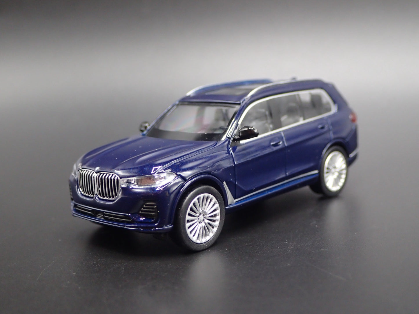 2019-2025 BMW X7 LUXURY SUV 1:64 SCALE COLLECTIBLE DIORAMA DIECAST MODEL CAR