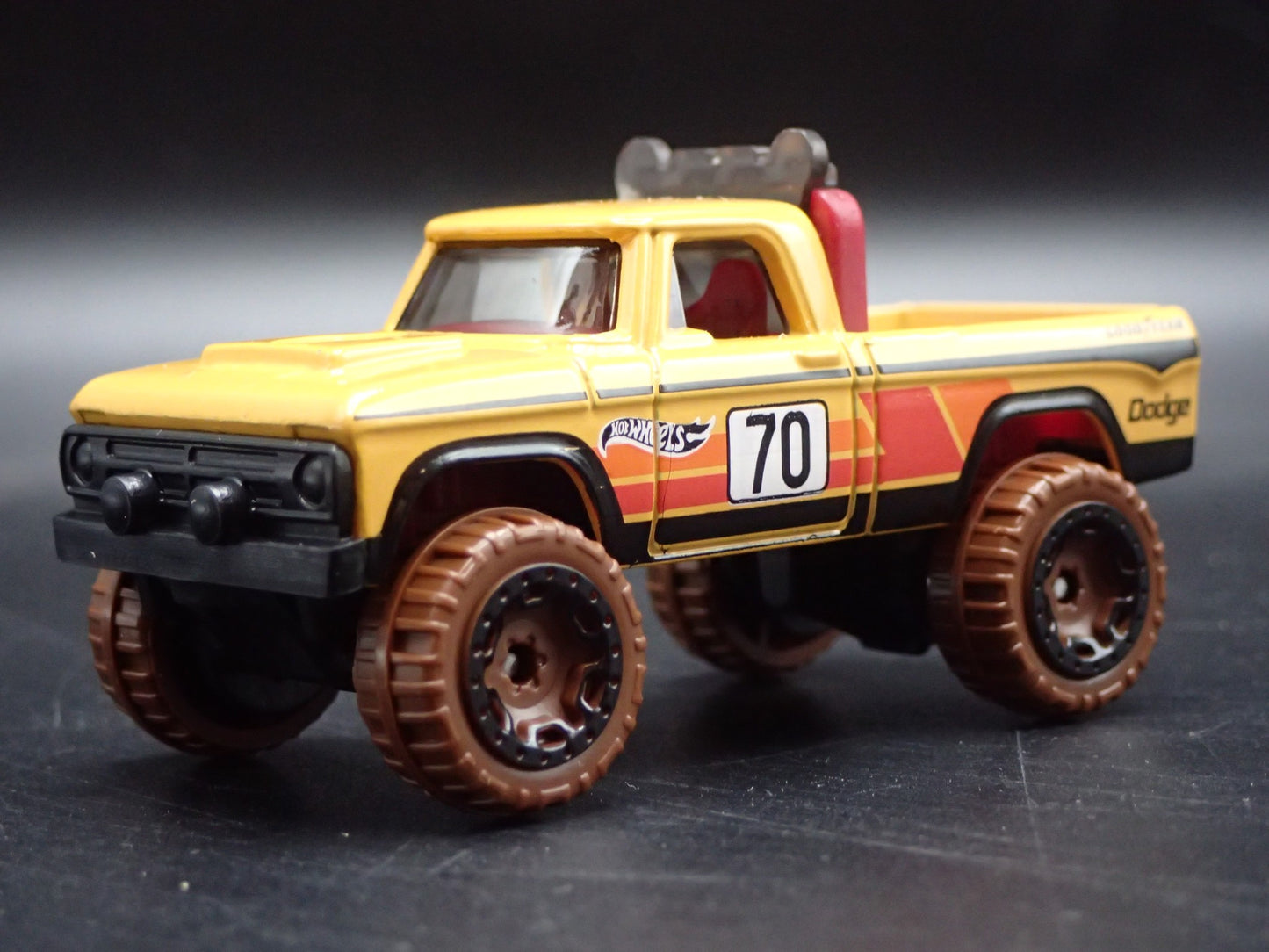 1970 70 DODGE POWER WAGON PICKUP TRUCK RARE 1:64 SCALE DIORAMA DIECAST MODEL CAR