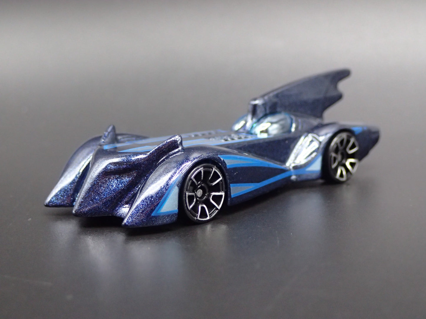 BATMAN THE BRAVE AND THE BOLD BATMOBILE 1:64 SCALE DIORAMA DIECAST MODEL CAR