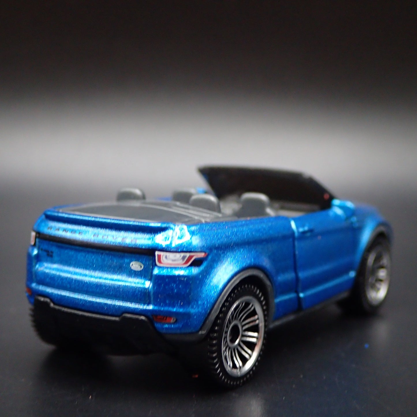 2017-2018 RANGE ROVER EVOQUE CONVERIBLE 1:64 SCALE DIORAMA DIECAST MODEL CAR