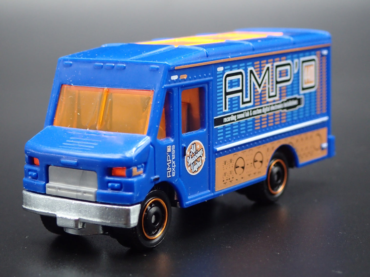 STEP VAN BOX AMP INSTALLATION DELIVERY 1:64 MB SCALE DIORAMA DIECAST MODEL CAR