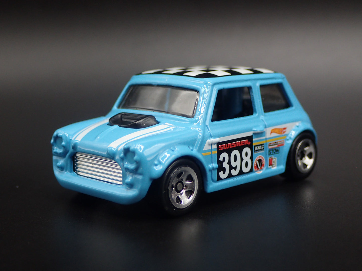 1969-1976 MINI COOPER MARK III 1:64 SCALE COLLECTIBLE DIORAMA DIECAST MODEL CAR