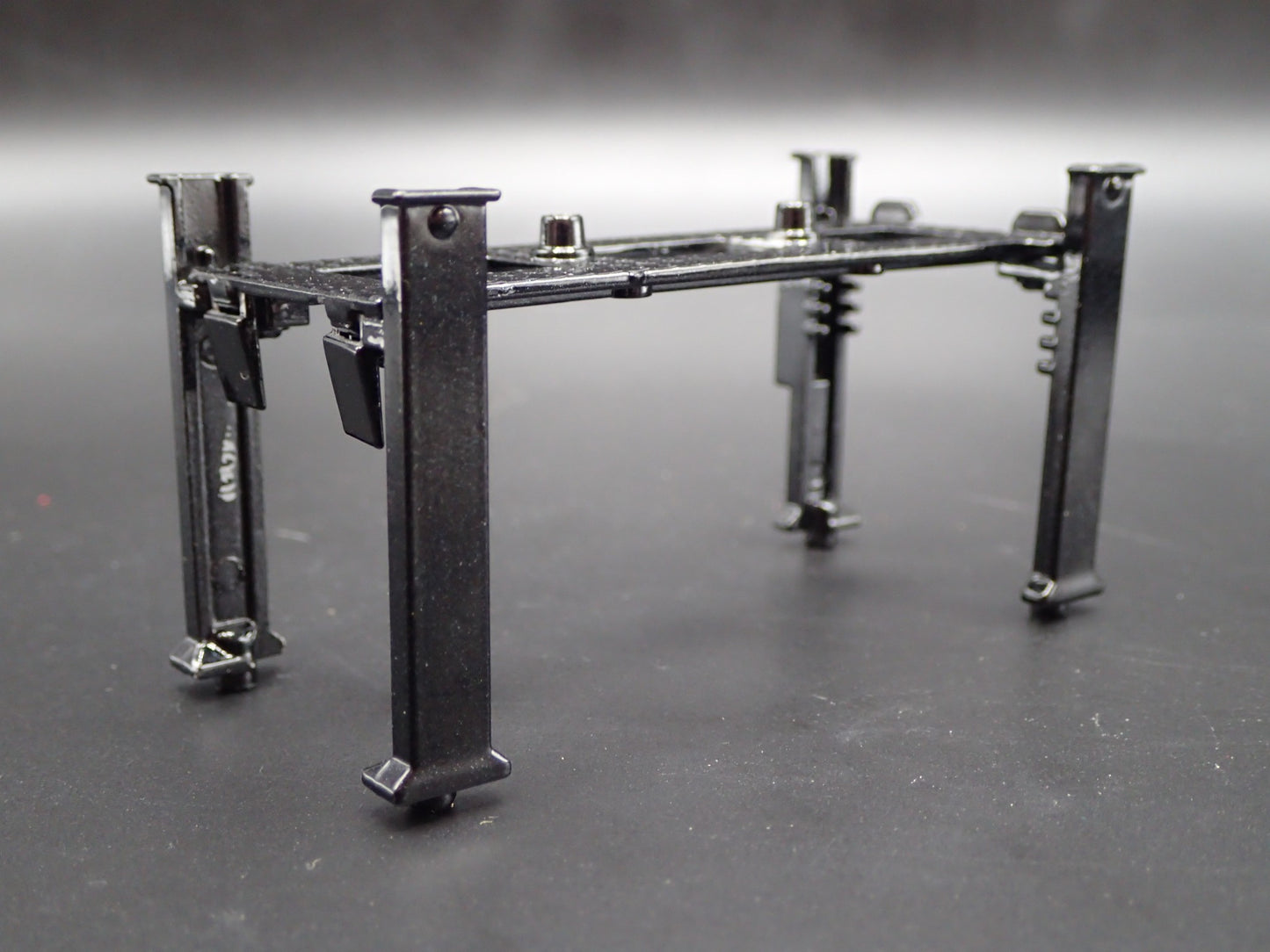 MOONEYES 1:64 SCALE AUTO SHOP MECHANIC GARAGE 4 POST CAR LIFT DIECAST MODEL