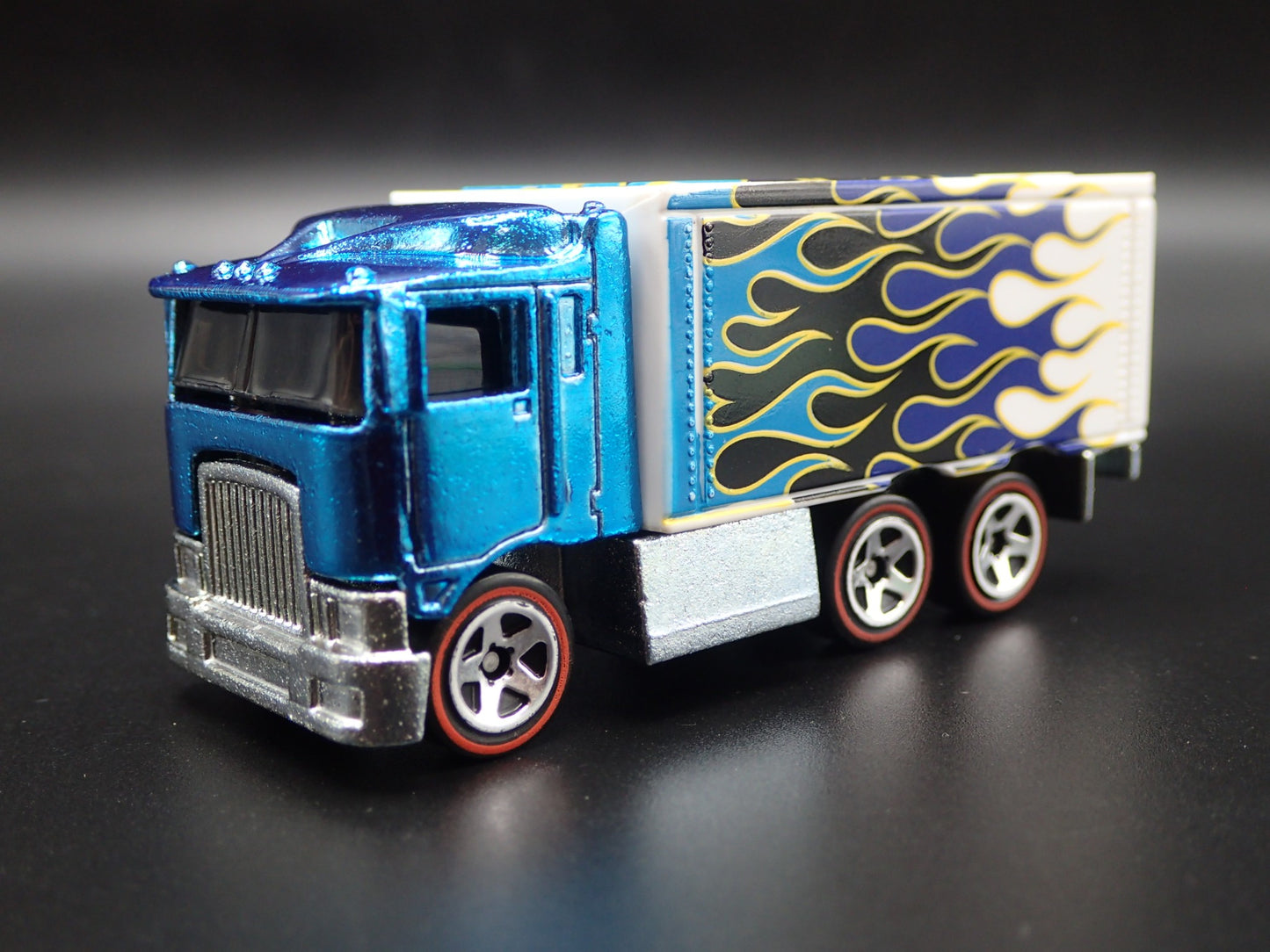 BOX DELIVERY TRUCK HIWAY HAULER 1:64 SCALE COLLECTIBLE DIORAMA DIECAST MODEL CAR