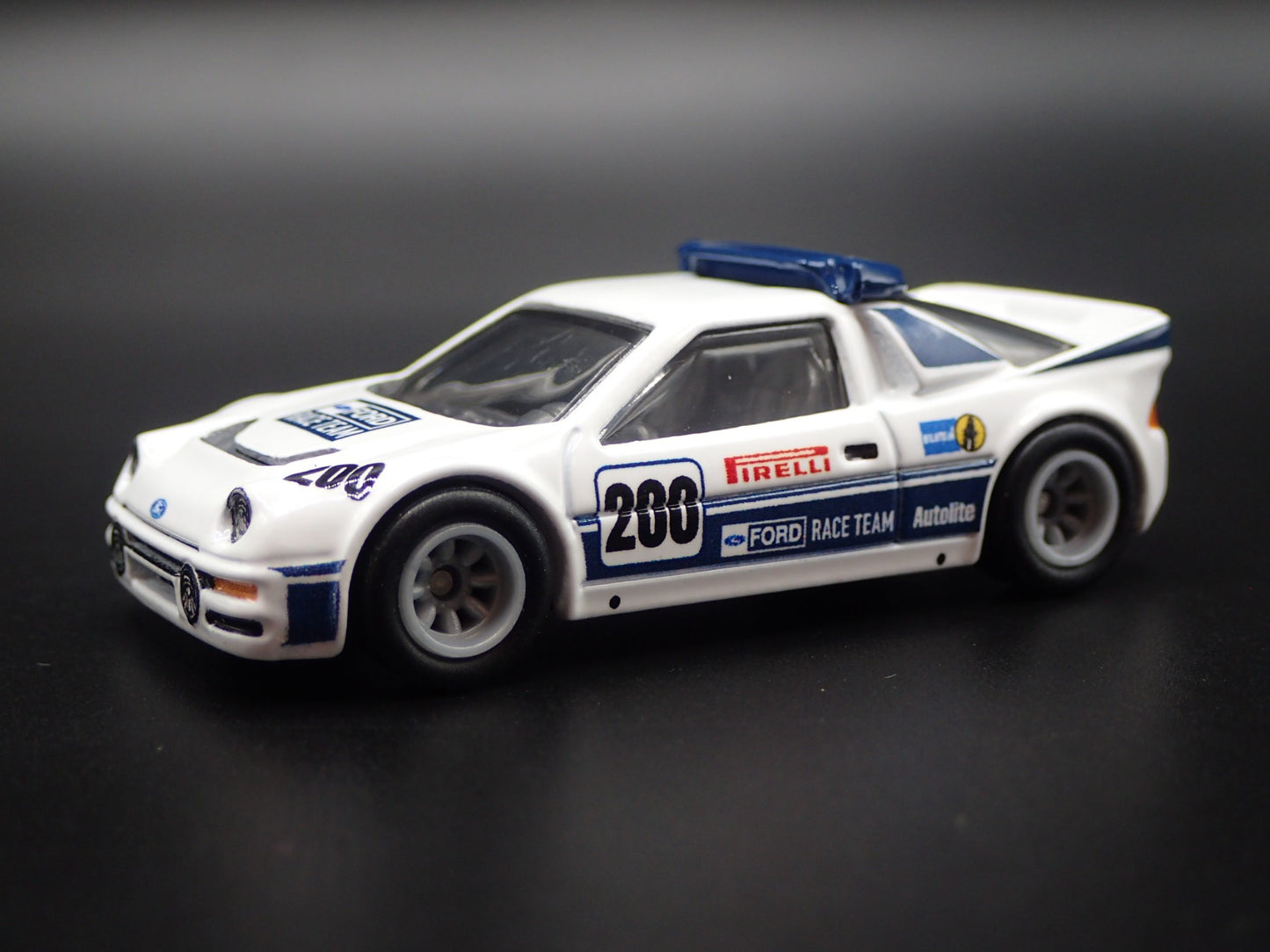 FORD RS 200 RACE CAR PIRELLI 1:64 SCALE COLLECTIBLE DIORAMA DIECAST MODEL CAR