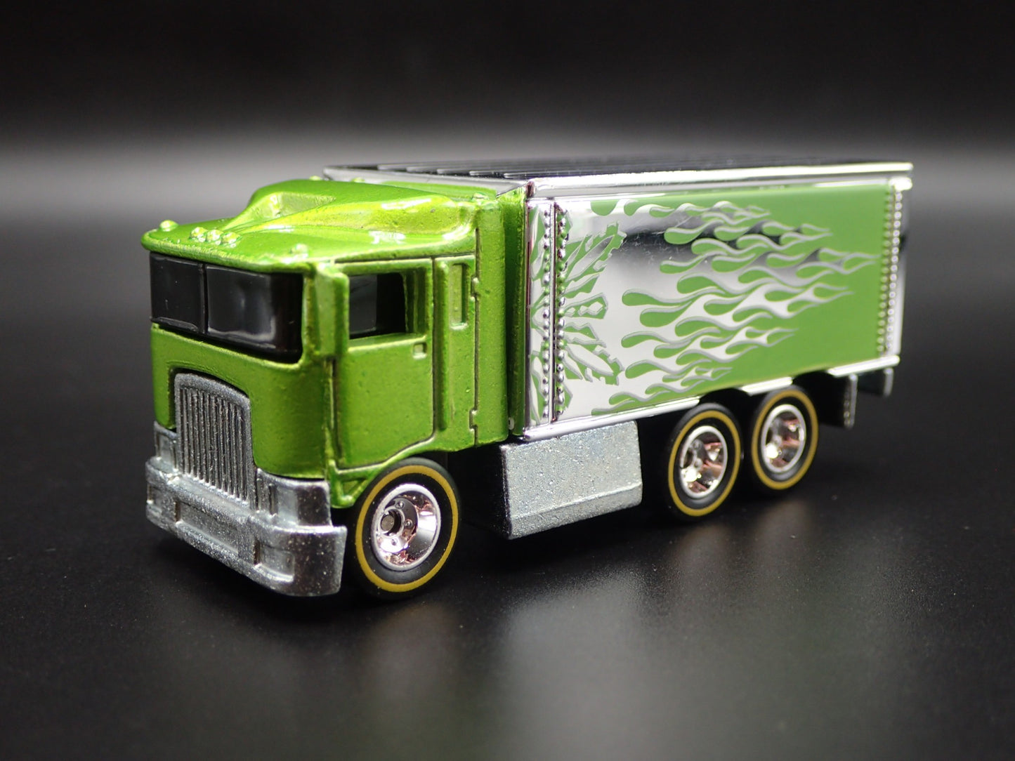 BOX DELIVERY TRUCK HIWAY HAULER 1:64 SCALE COLLECTIBLE DIORAMA DIECAST MODEL CAR