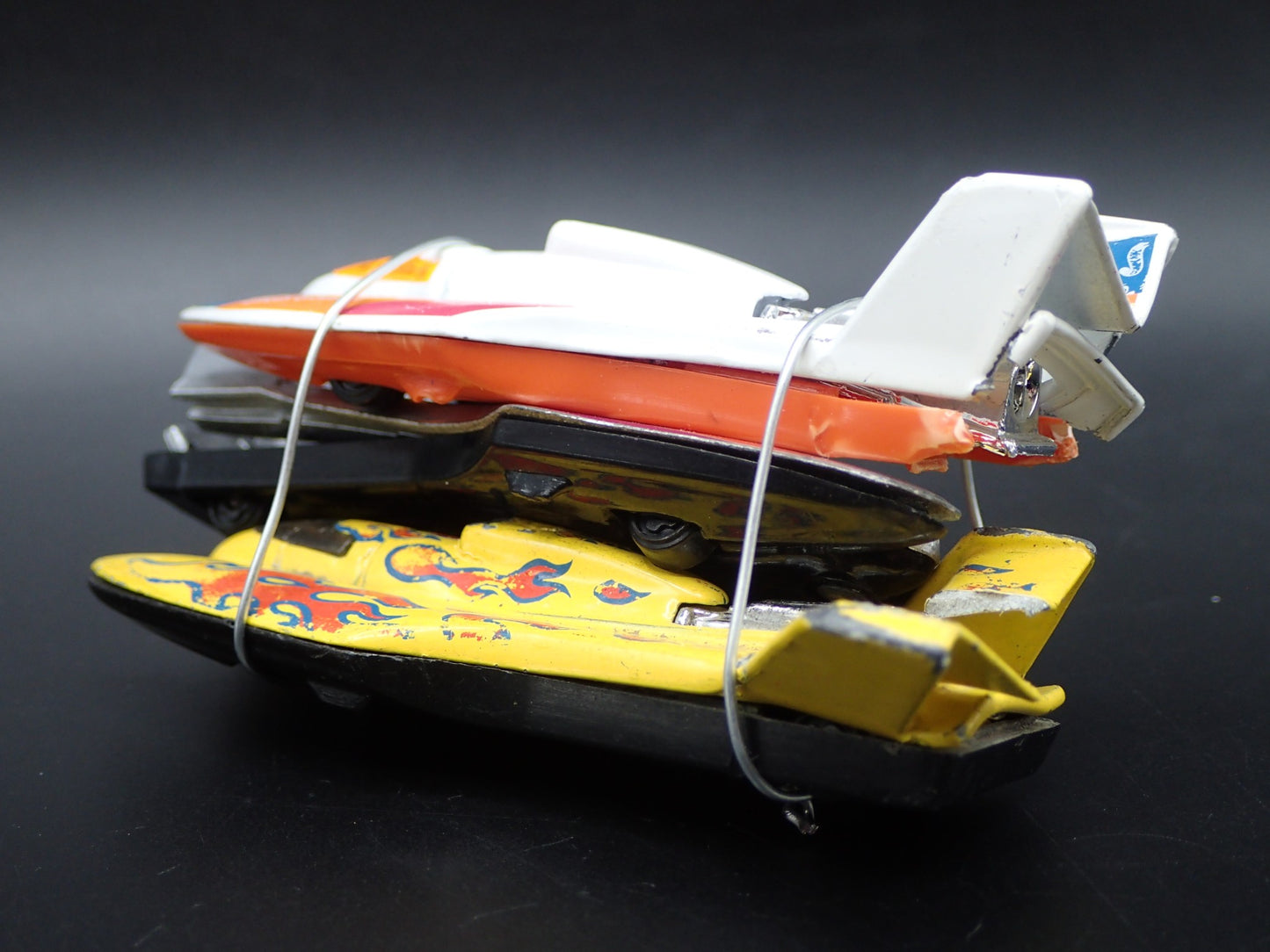 SPEED BOATS 3 CARS CRUSHED ON A FLATBED TRAILER 1:64 SCALE DIECAST MODEL CAR