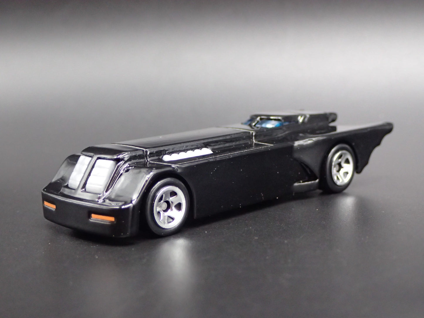 BATMAN THE ANIMATED SERIES BATMOBILE BLACK 1:64 SCALE DIORAMA DIECAST MODEL CAR