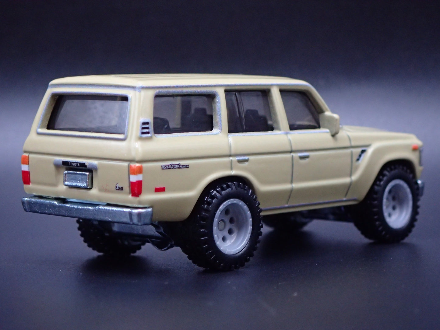 1980 - 1990 TOYOTA LAND CRUISER FJ60 TAN 1/64 SCALE DIORAMA DIECAST MODEL CAR