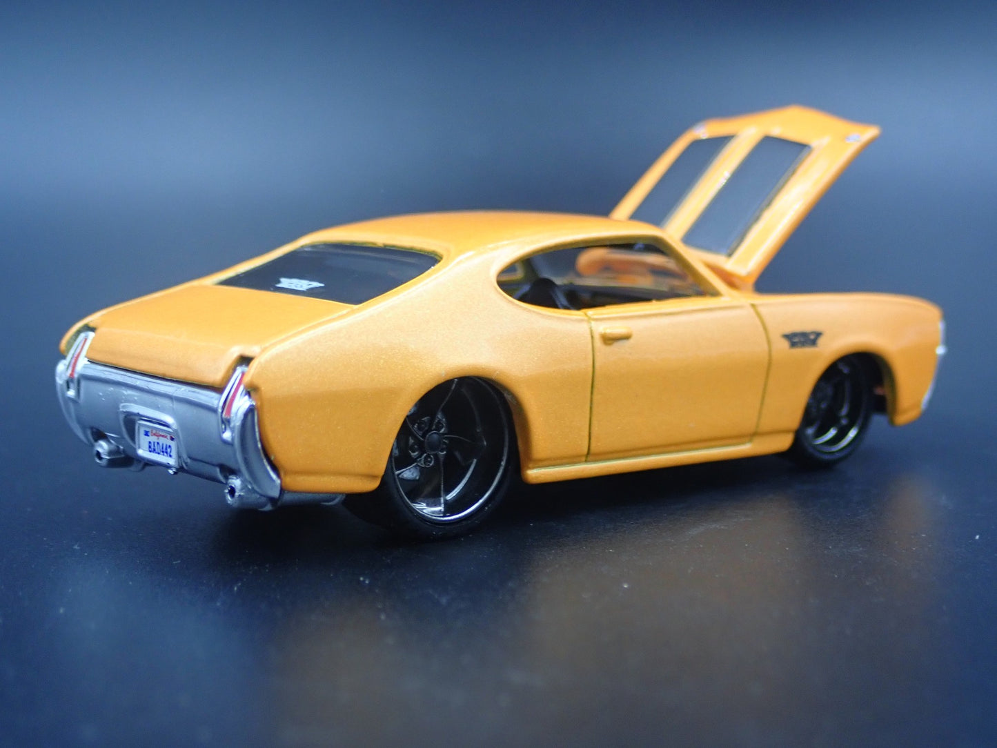 1969 69 OLDS OLDSMOBILE 442 1:64 SCALE COLLECTIBLE DIORAMA DIECAST MODEL CAR