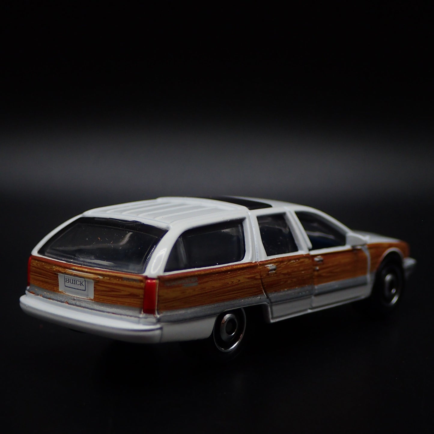 1991-1996 BUICK ROADMASTER ESTATE WAGON 1:64 SCALE DIORAMA DIECAST MODEL CAR