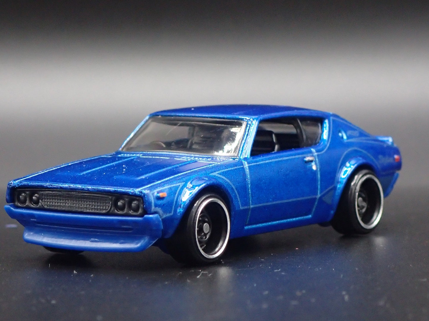 1972-1973 NISSAN SKYLINE 2000 GTR BLUE RARE 1:64 SCALE DIORAMA DIECAST MODEL CAR