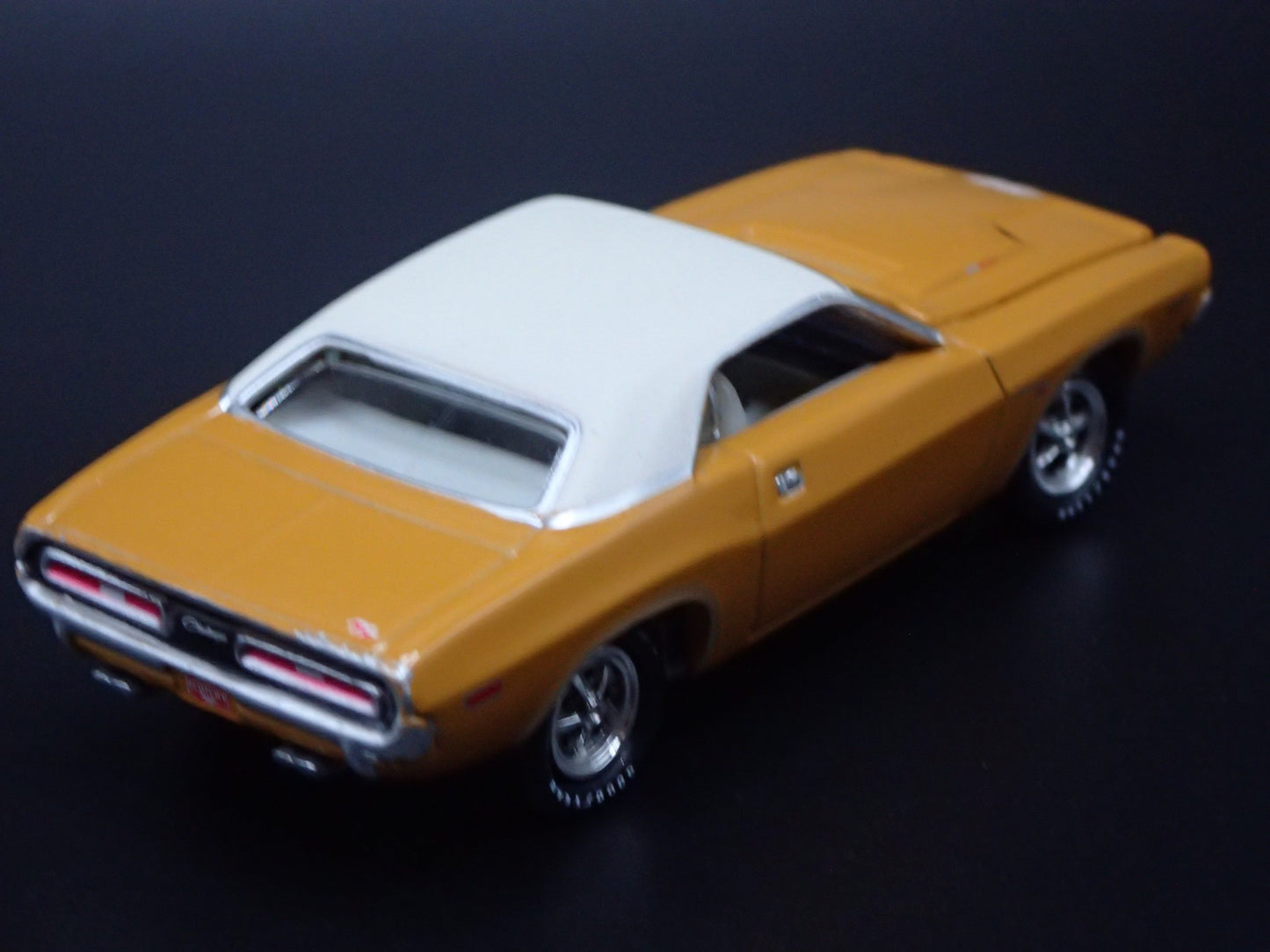 1971 71 DODGE CHALLENGER RT 1/64 SCALE COLLECTIBLE DIORAMA DIECAST MODEL CAR