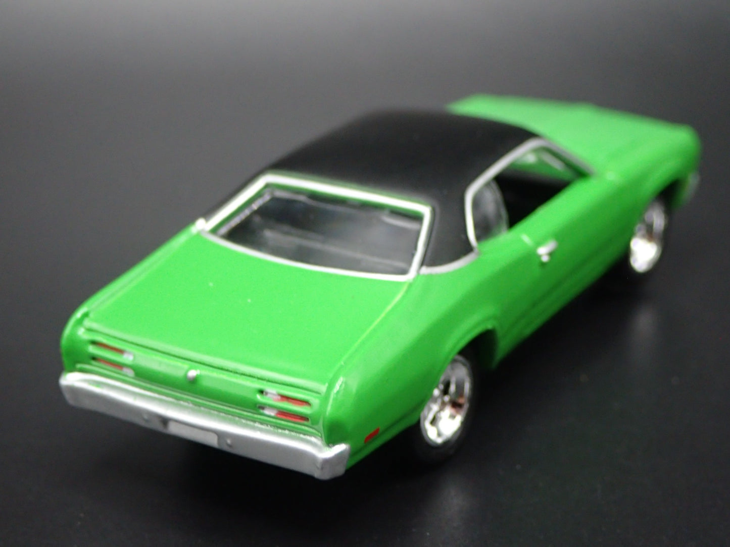 1971 71 PLYMOUTH DUSTER GREEN 1/64 SCALE COLLECTIBLE DIORAMA DIECAST MODEL CAR