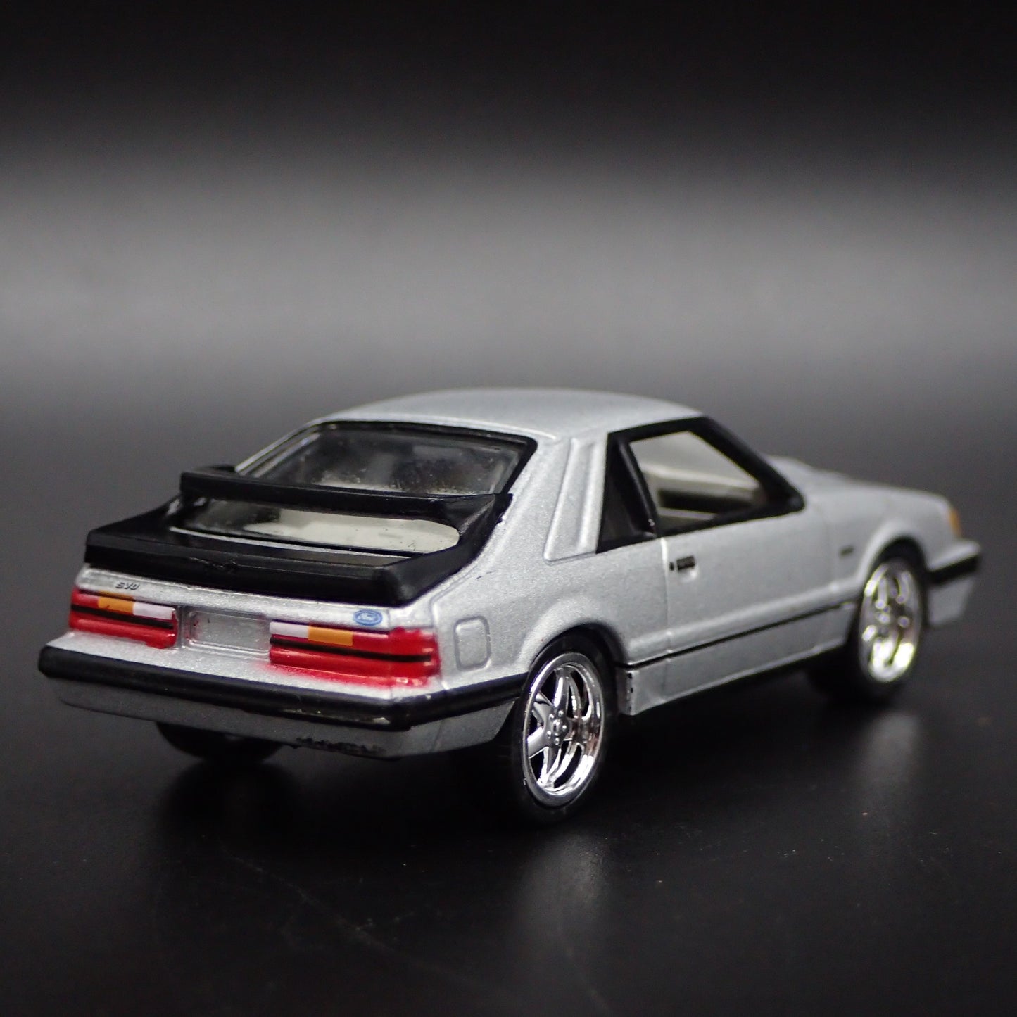 1984 84 FORD MUSTANG SVO FOX BODY SILVER 1:64 SCALE DIORAMA DIECAST MODEL CAR