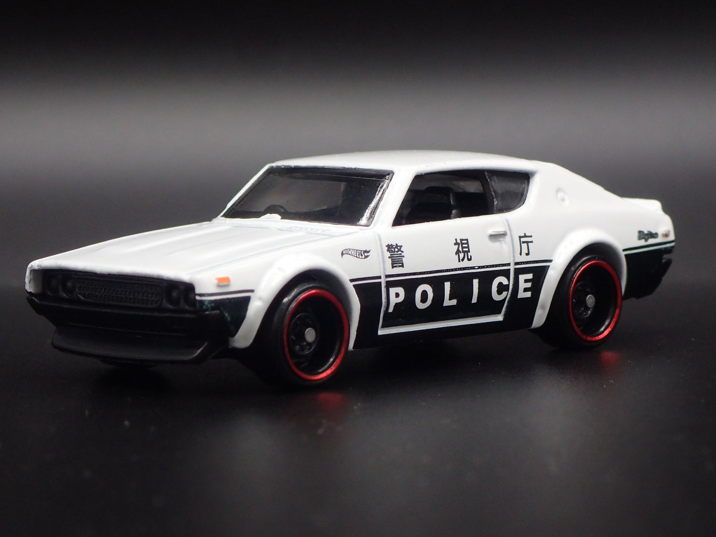 1972-1973 NISSAN SKYLINE 2000 GTR POLICE 1:64 SCALE DIORAMA DIECAST MODEL CAR