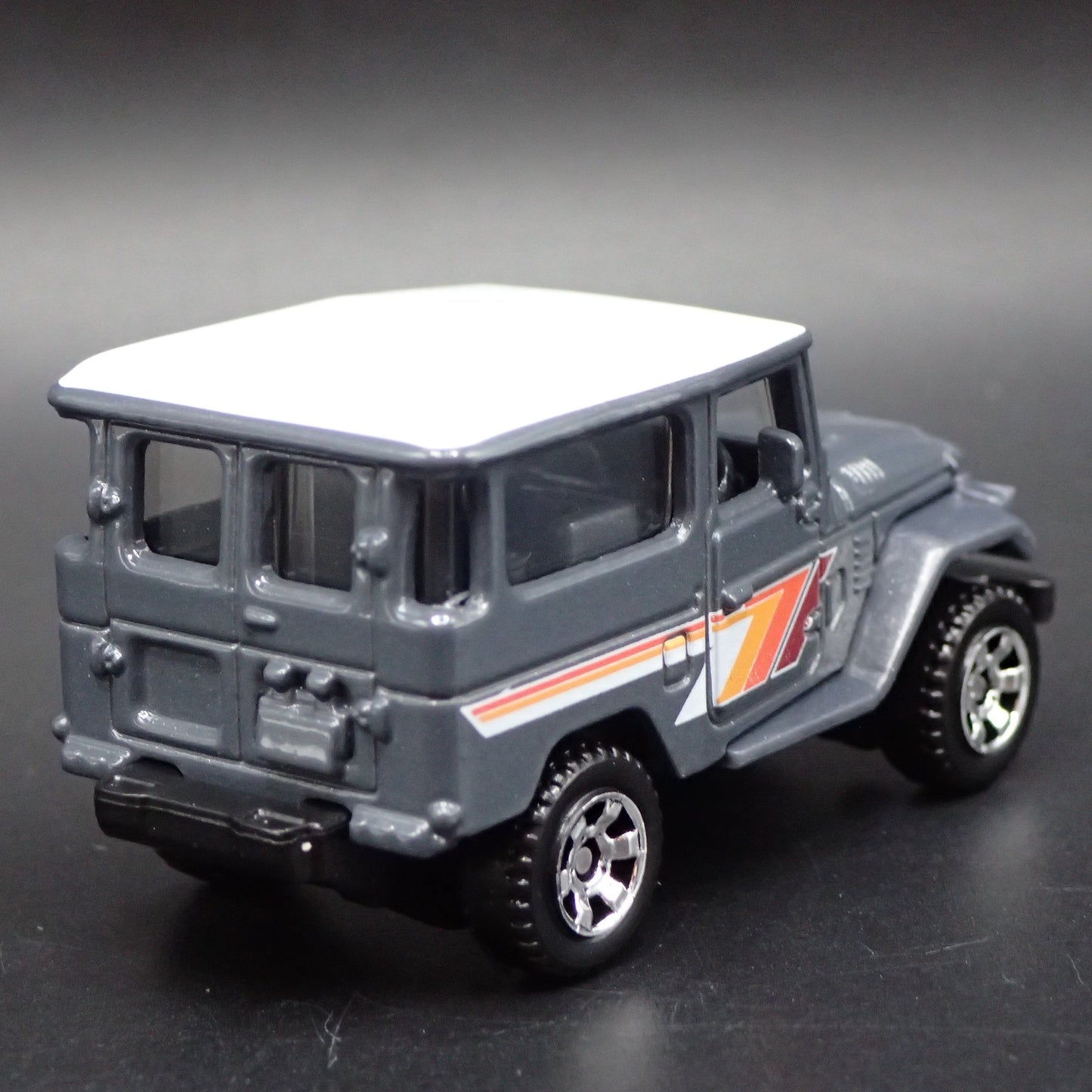 1960-1984 TOYOTA LAND CRUISER FJ40 GRAY 1/64 SCALE DIORAMA DIECAST MODEL CAR