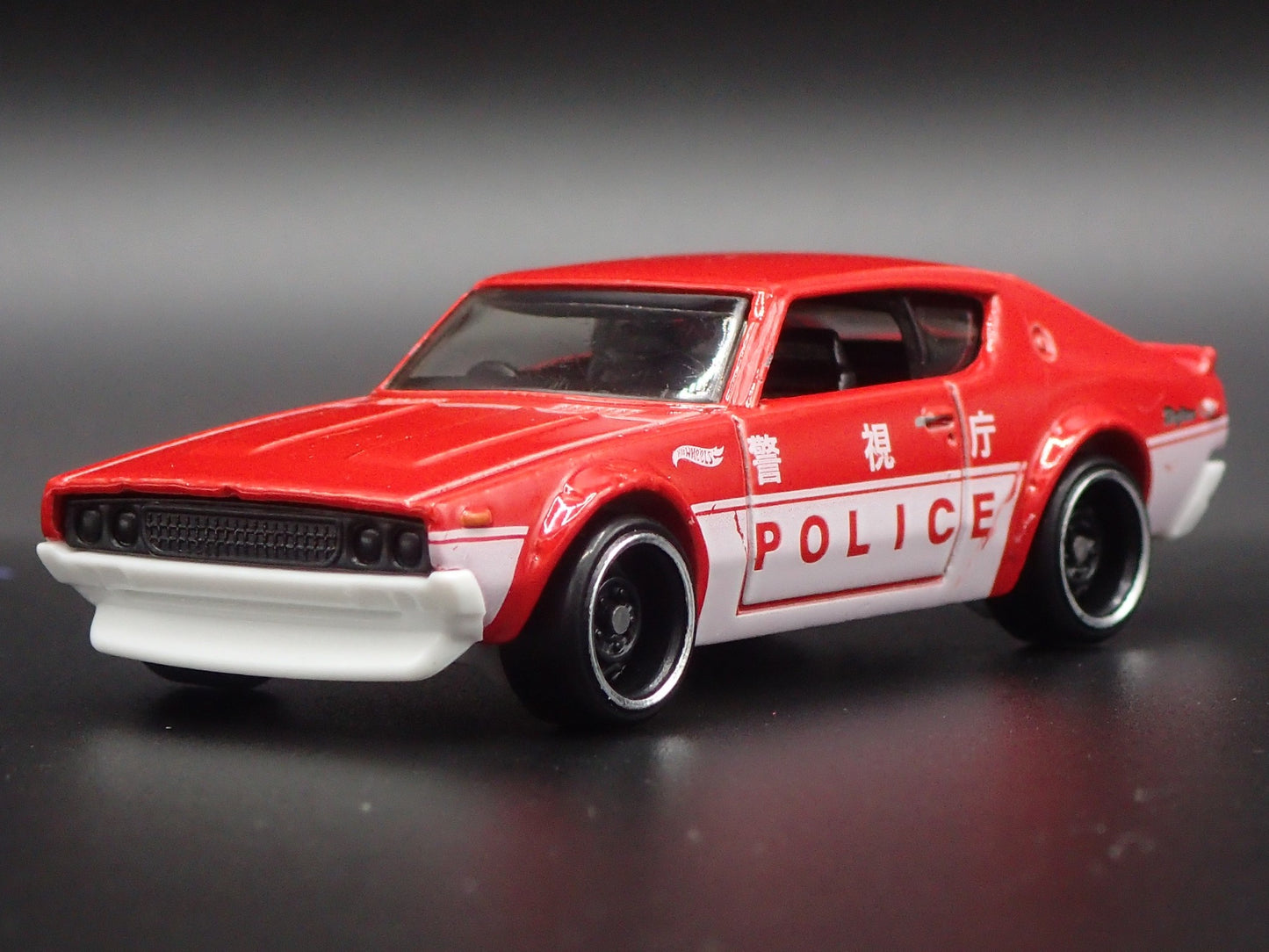 1972-1973 NISSAN SKYLINE 2000 GTR POLICE 1:64 SCALE DIORAMA DIECAST MODEL CAR