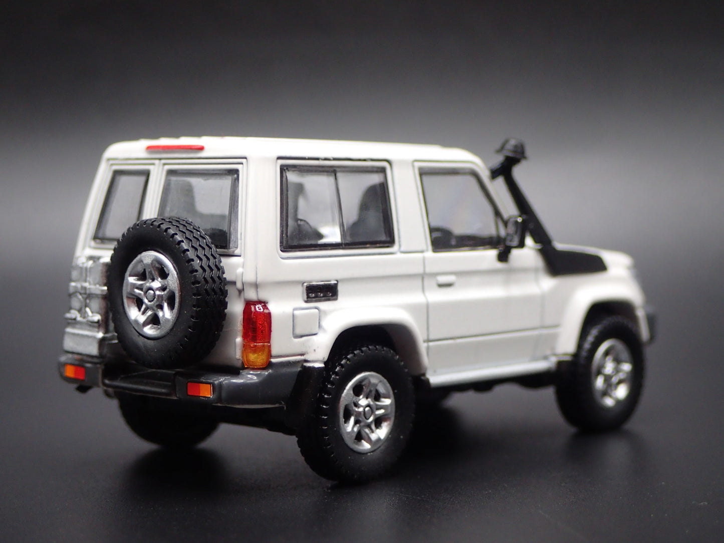 TOYOTA LAND CRUISER 70 SERIES 1/64 SCALE COLLECTIBLE DIORAMA DIECAST MODEL CAR
