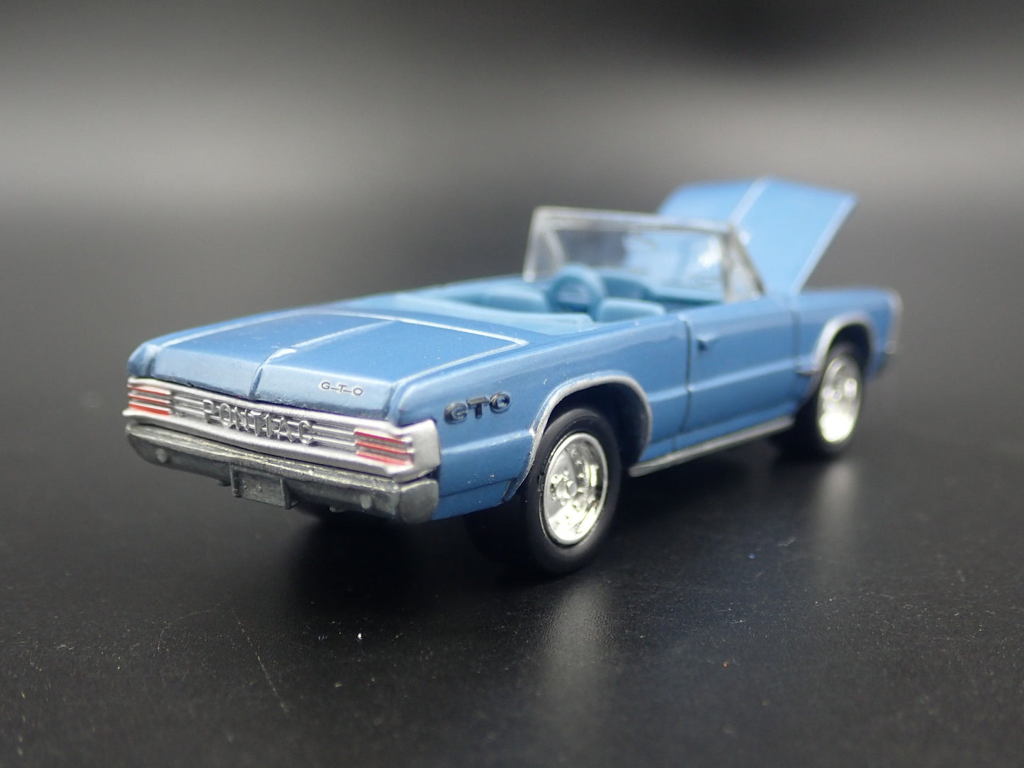 1965 65 PONTIAC GTO CONVERTIBLE BLUE 1:64 SCALE DIORAMA DIECAST MODEL CAR