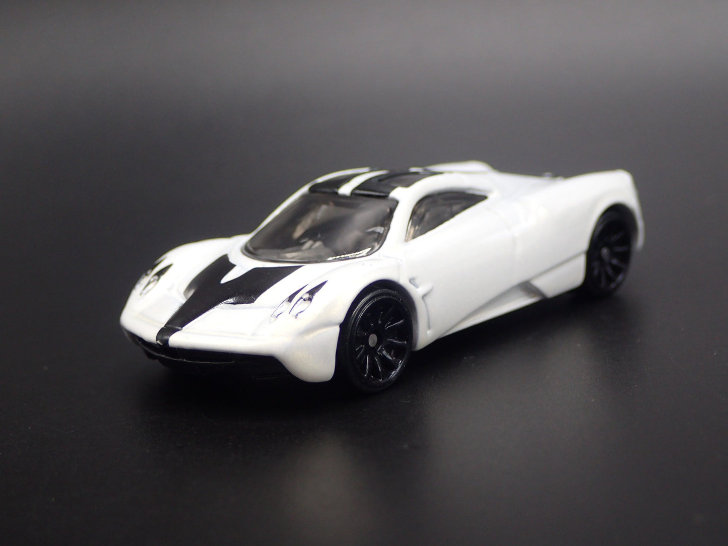 2011-2018 PAGANI HUAYRA SUPER CAR WHITE 1/64 SCALE DIORAMA DIECAST MODEL CAR