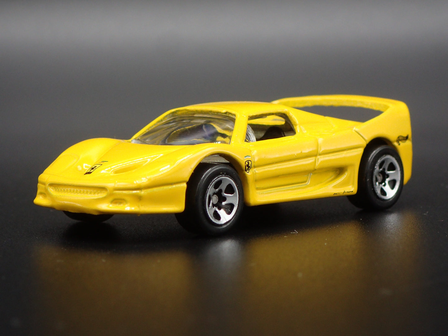1995-1997 FERRARI F50 SUPER CAR 1:64 SCALE COLLECTIBLE DIORAMA DIECAST MODEL CAR