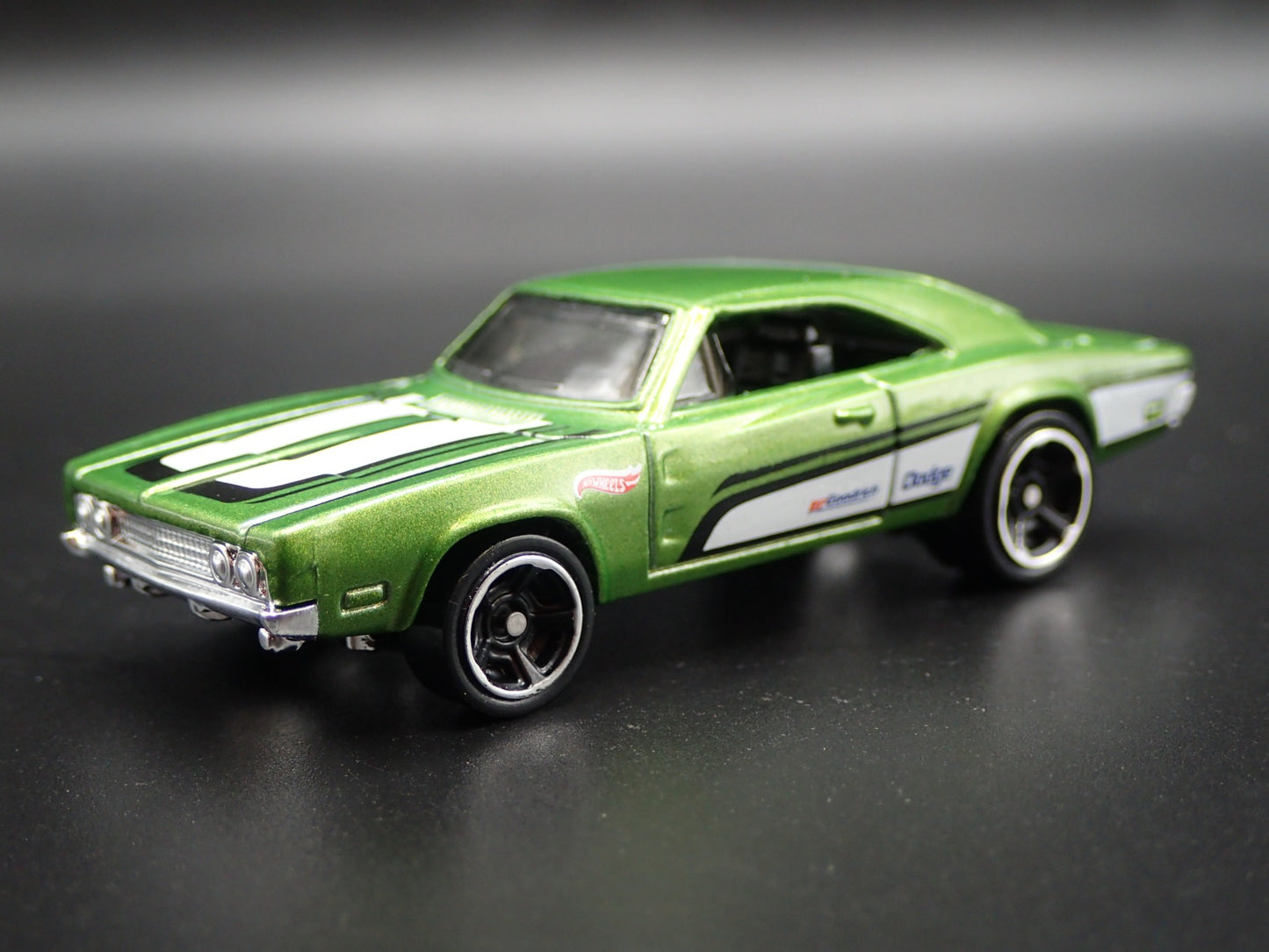 1969 69 DODGE CHARGER 500 GREEN 1:64 SCALE COLLECTIBLE DIORAMA DIECAST MODEL CAR