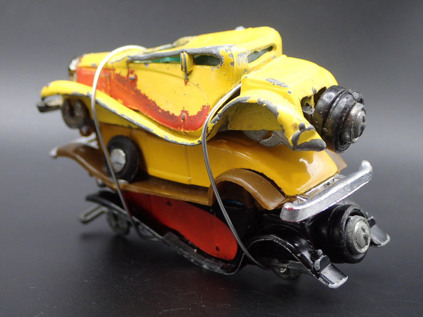 VINTAGE CLASSIC 3 CARS CRUSHED ON A FLATBED TRAILER 1:64 SCALE DIECAST MODEL CAR