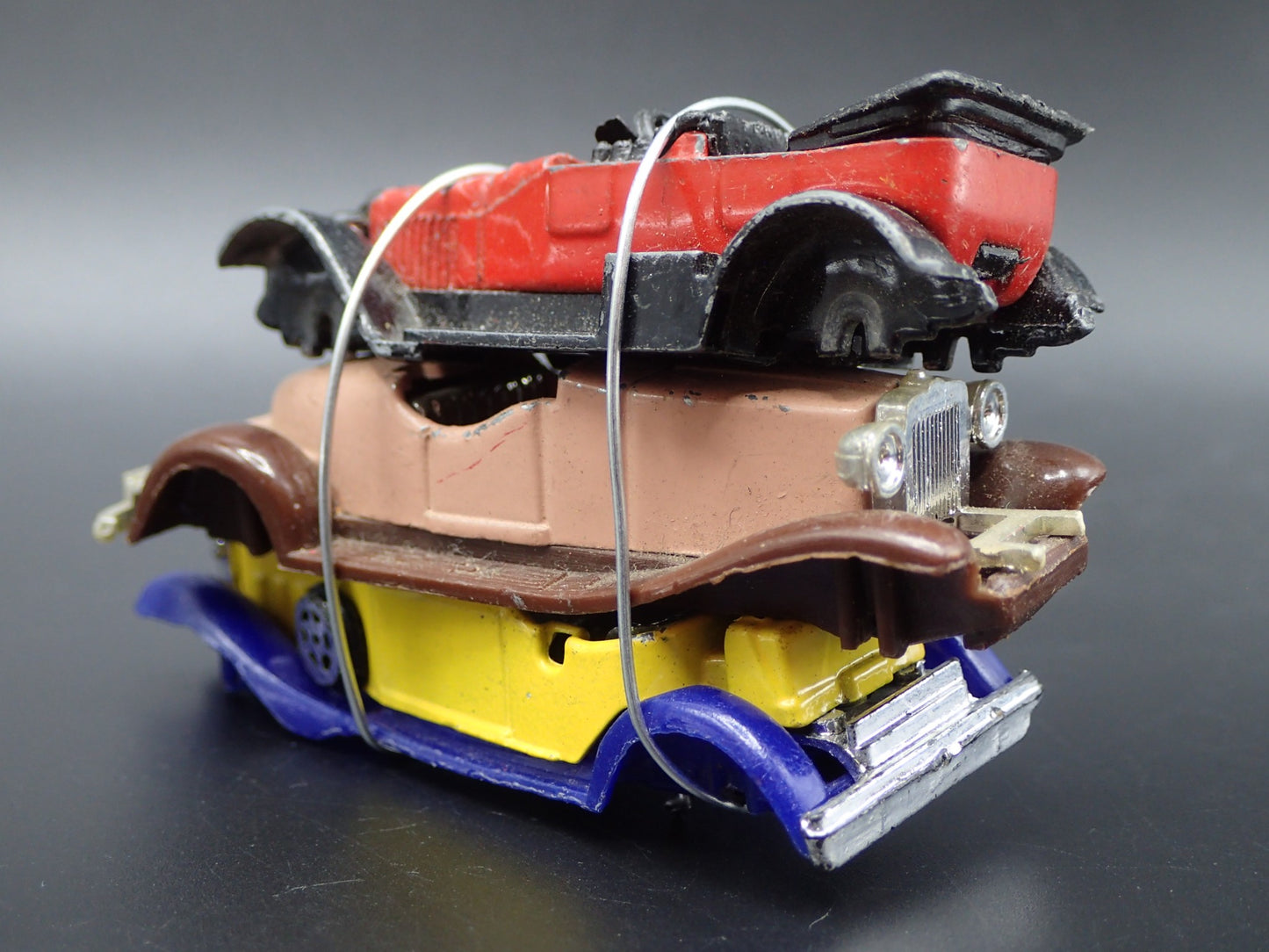 VINTAGE CLASSIC 3 CARS CRUSHED ON A FLATBED TRAILER 1:64 SCALE DIECAST MODEL CAR