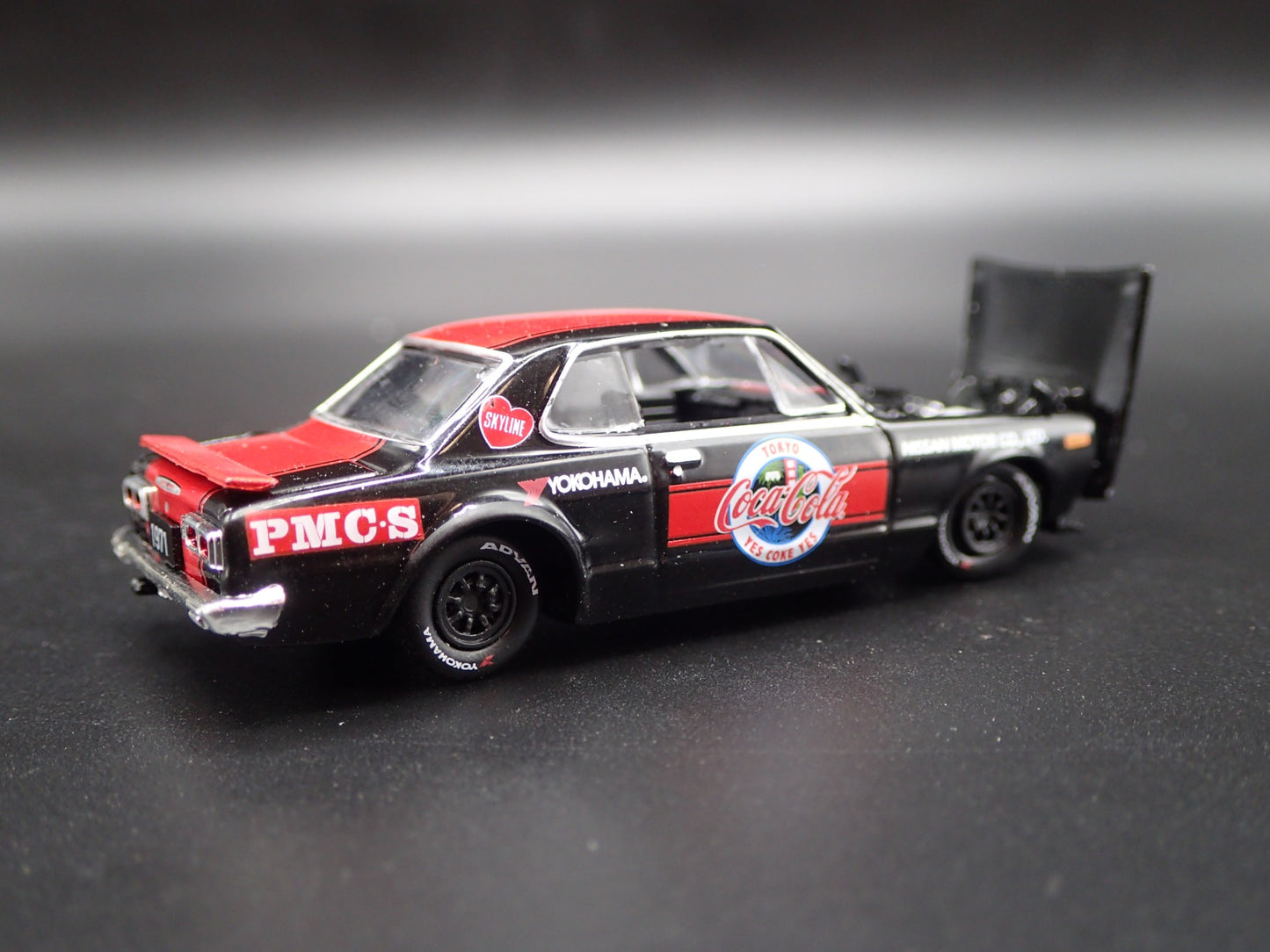 1971 71 NISSAN SKYLINE GTR COCA COLA YOKOHAMA BLACK 1:64 SCALE DIECAST MODEL CAR