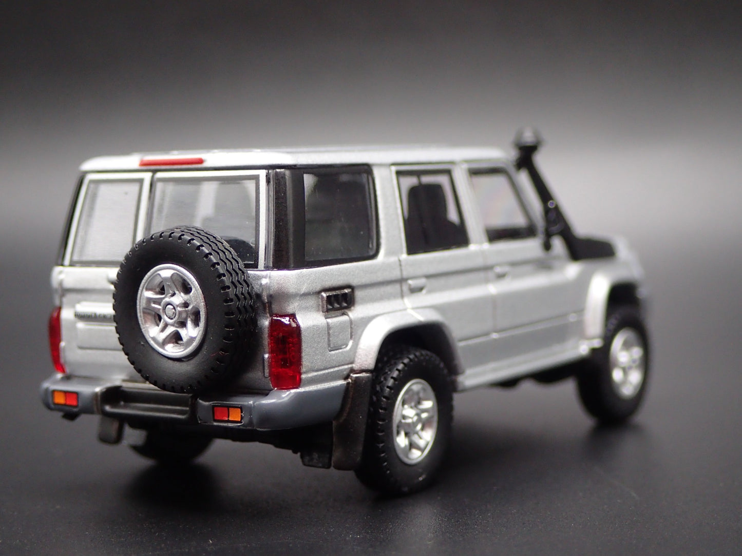 TOYOTA LAND CRUISER 70 SERIES 1/64 SCALE COLLECTIBLE DIORAMA DIECAST MODEL CAR
