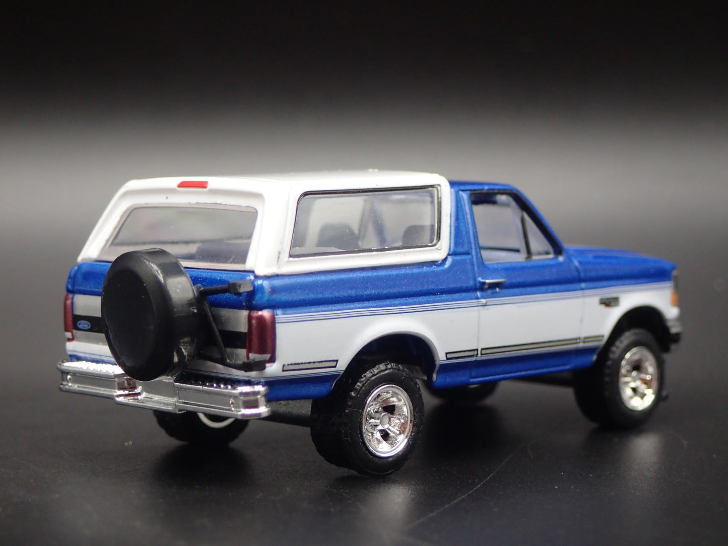 1992 92 FORD BRONCO XLT BLUE 1:64 SCALE COLLECTIBLE DIORAMA DIECAST MODEL CAR`