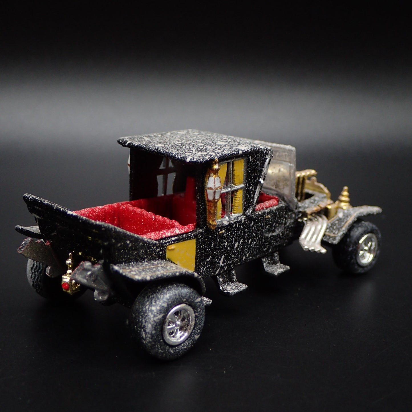 THE MUNSTERS BARRIS KOACH CUSTOM BARN FIND 1:64 SCALE DIORAMA DIECAST MODEL CAR