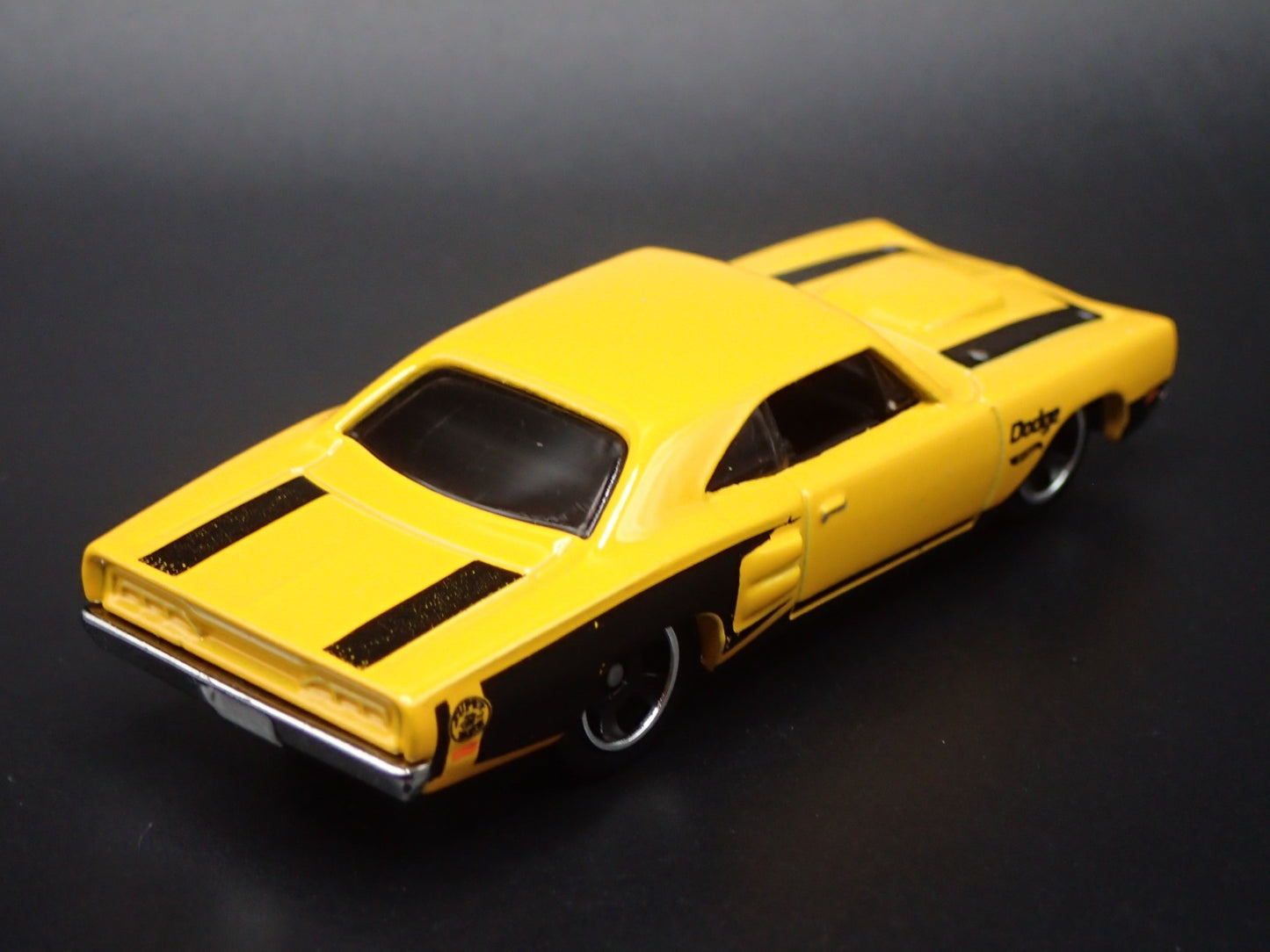 1969 69 DODGE CORONET SUPER BEE YELLOW 1:64 SCALE DIORAMA DIECAST MODEL CAR