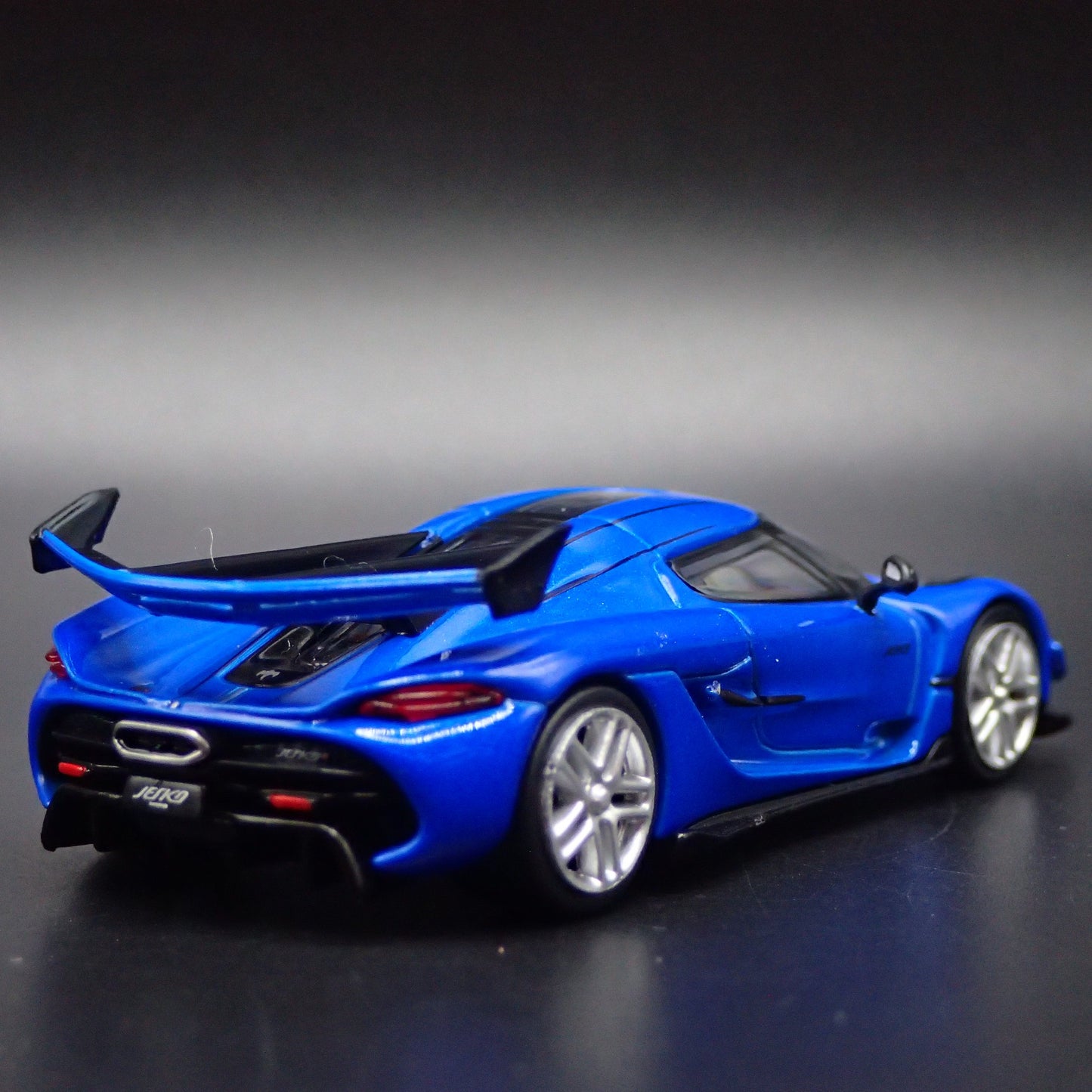 2021-2025 KOENIGSEGG JESKO ATTACK SUPER CAR 1:64 SCALE DIORAMA DIECAST MODEL CAR