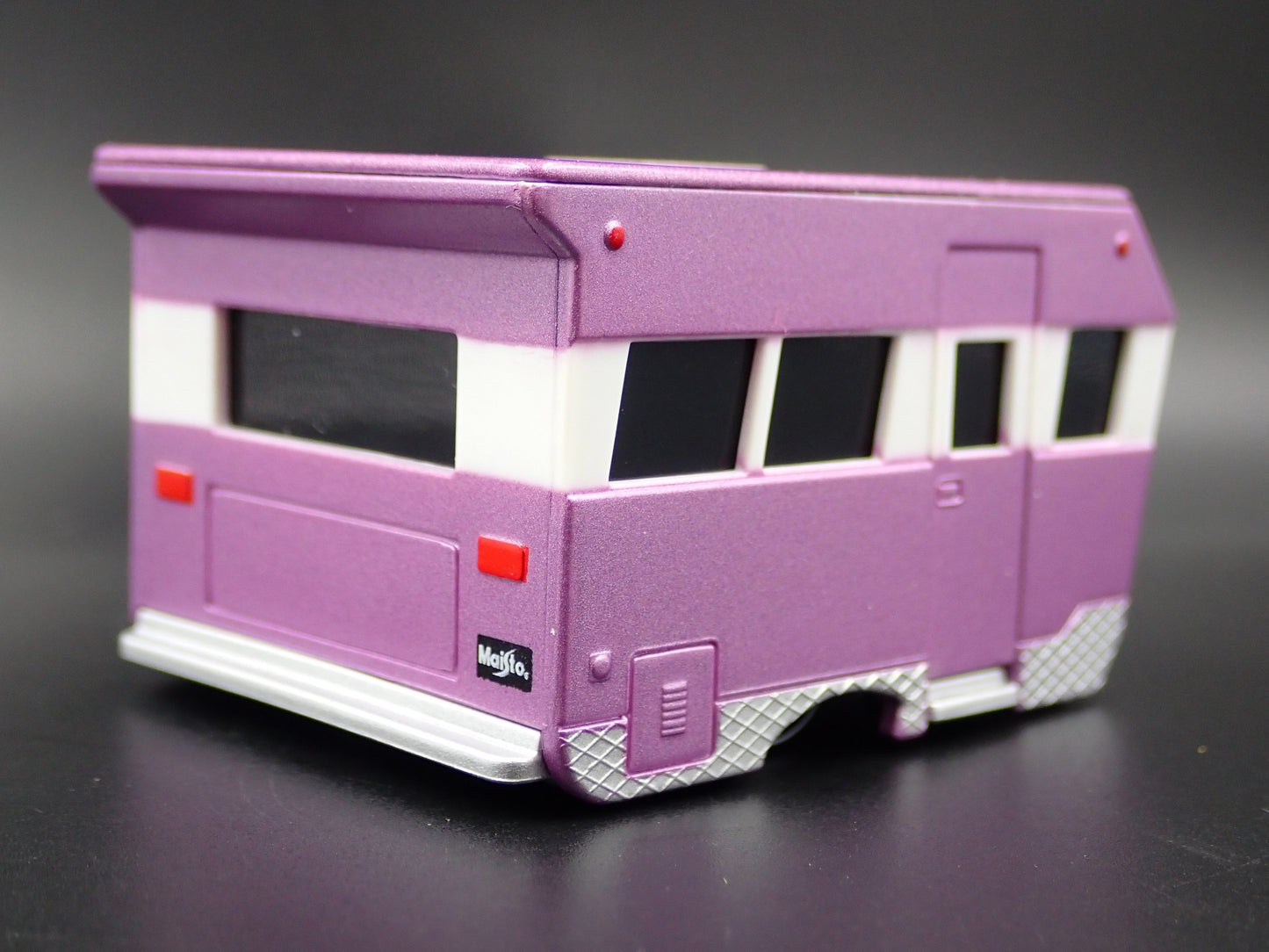 VINTAGE ALAMEDA TRAVEL TRAILER CAMPER W HITCH 1:64 SCALE DIORAMA COLLECTIBLE