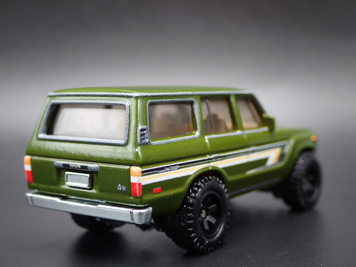1980 - 1990 TOYOTA LAND CRUISER FJ60 SUV 1/64 SCALE DIORAMA DIECAST MODEL CAR