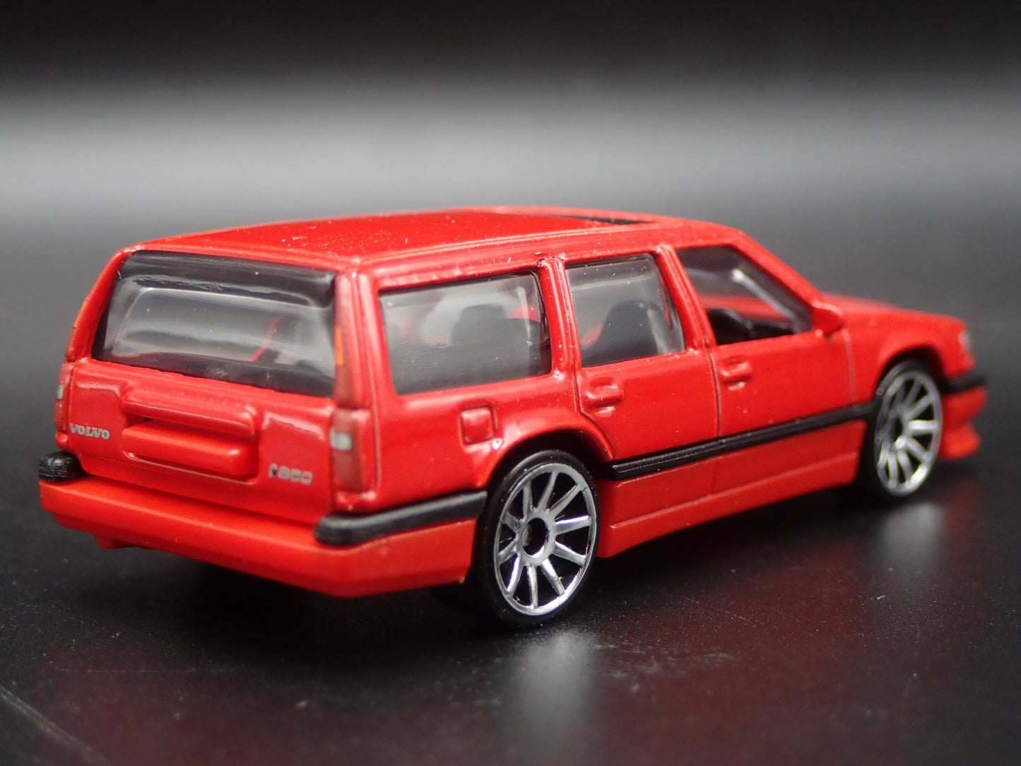 1993-1997 VOLVO 850 ESTATE STATION WAGON 1:64 SCALE DIORAMA DIECAST MODEL CAR