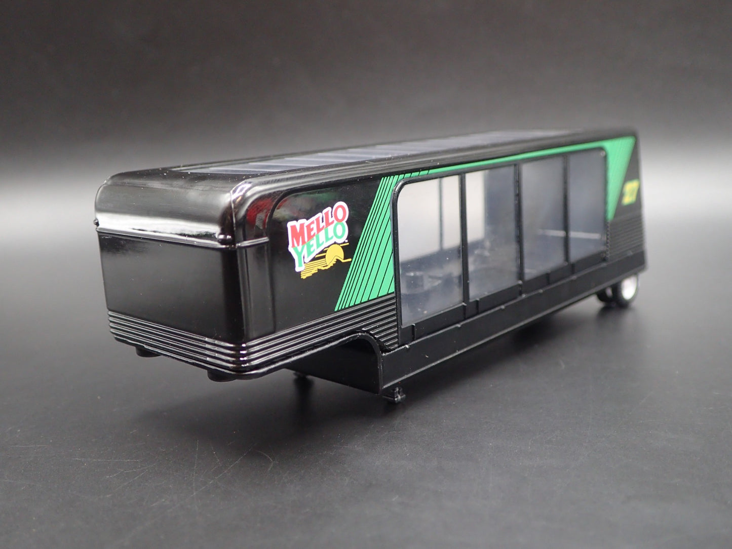 MELLO YELLO WINDOW CAR HAULER TRAILER OPENING DOOR 1:64 SCALE DIECAST MODEL CAR
